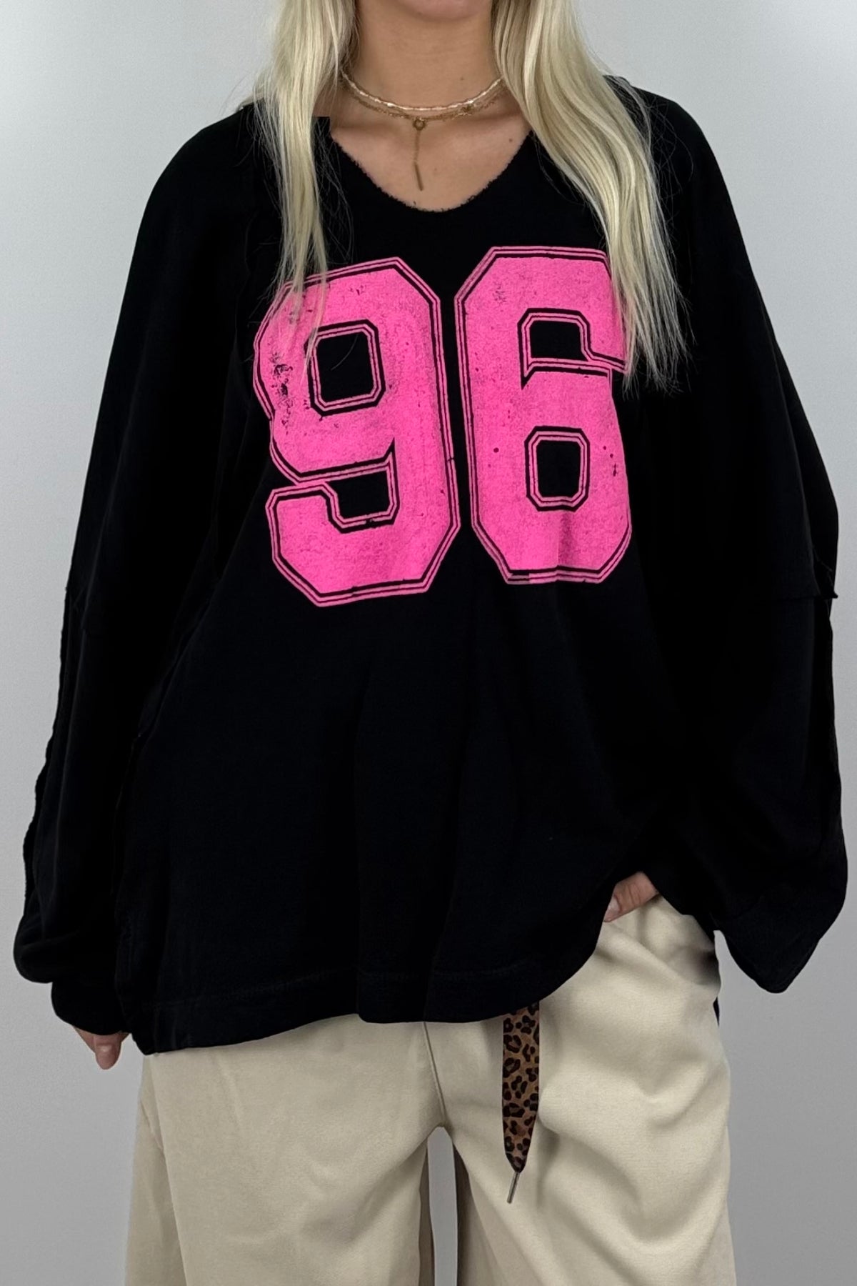 Oversize Shirt mit „96“-Statement –Schwarz