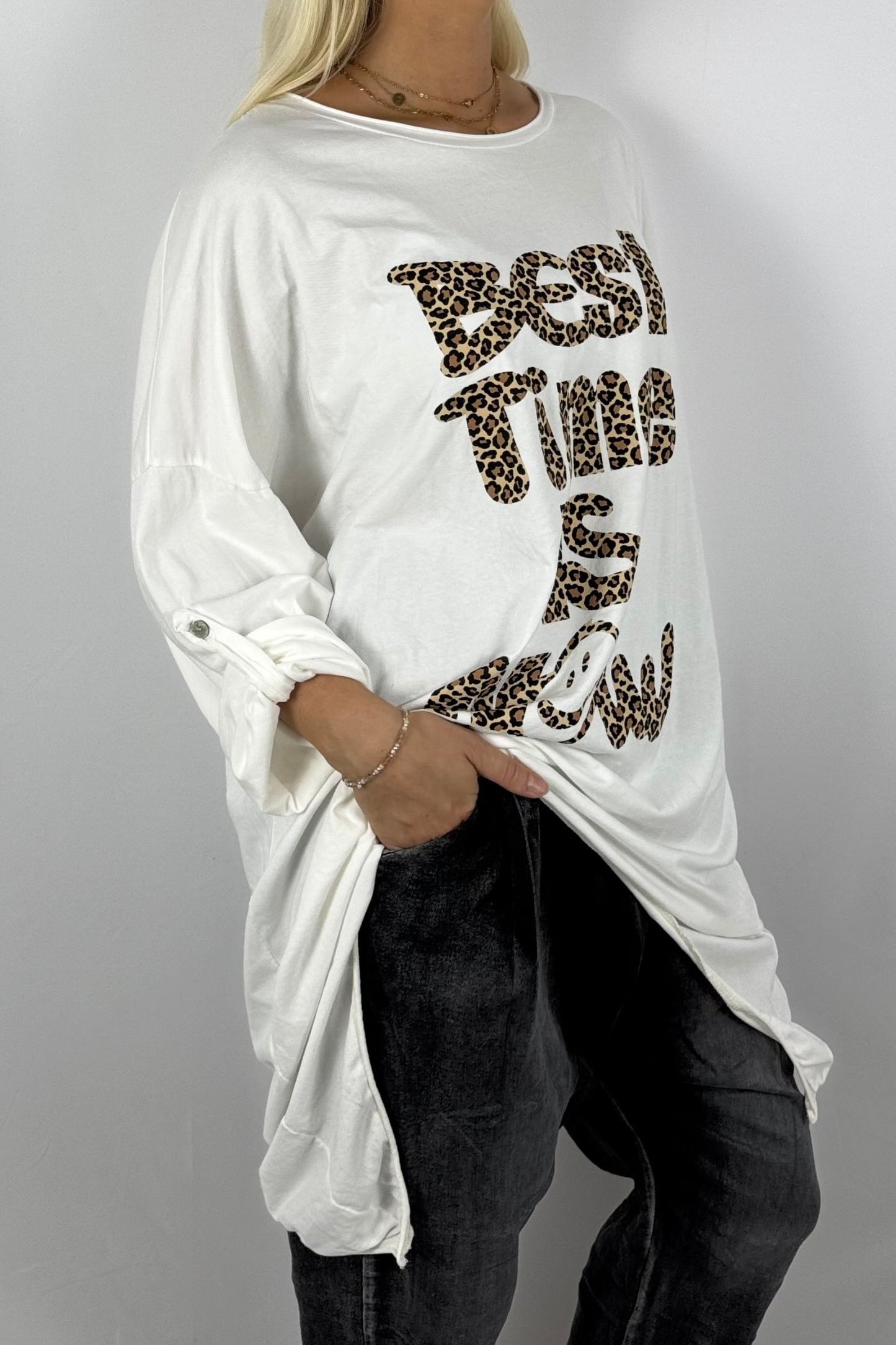 Damen Longshirt „Best Time Is Now“ – Leo-Print-Weiß