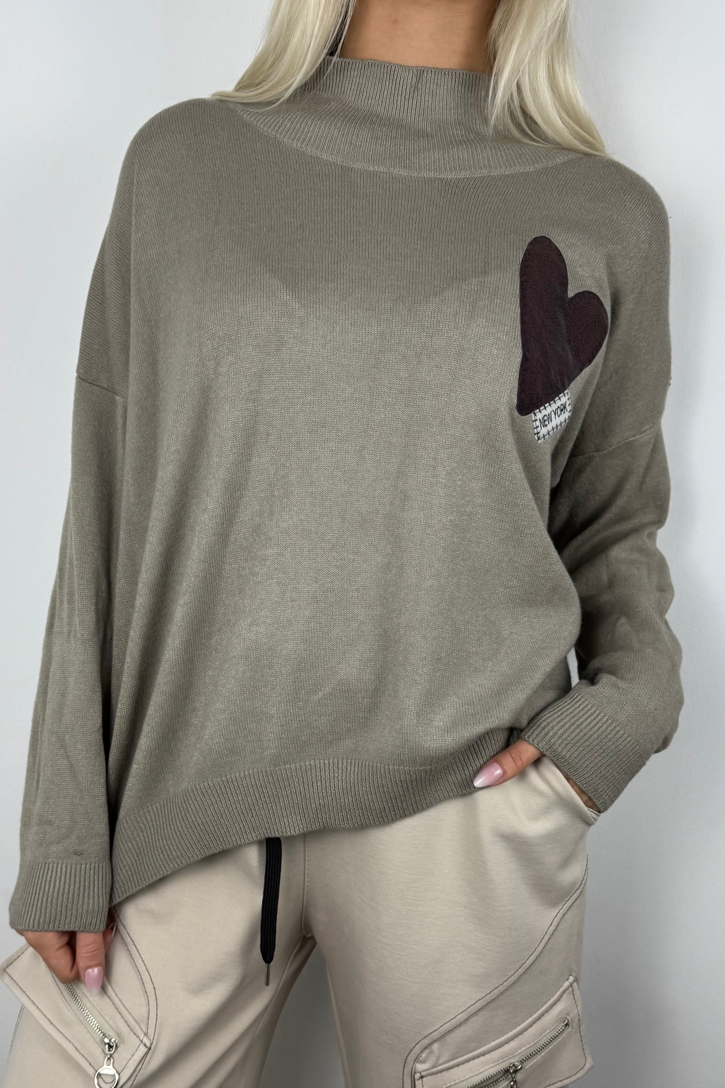 Oversize Shirt mit Herz-Patch & Zierknöpfen –Mud