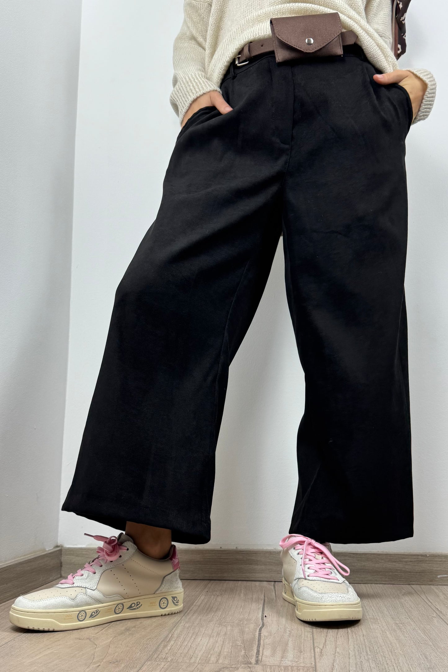 Weite Hose mit Gürtel & Tasche –Schwarz