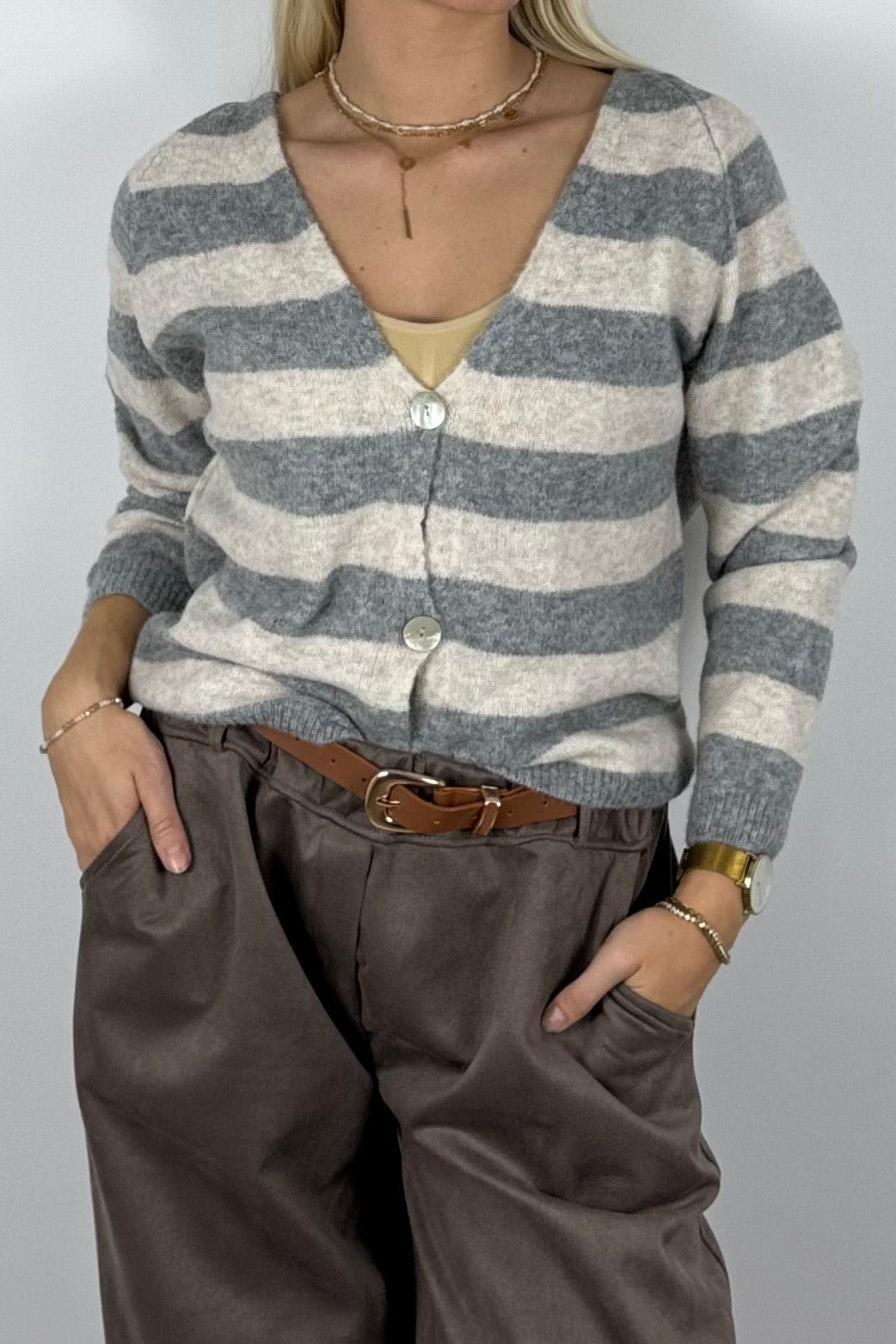 Damen Strickjacke gestreift mit Knöpfen – Hell grau