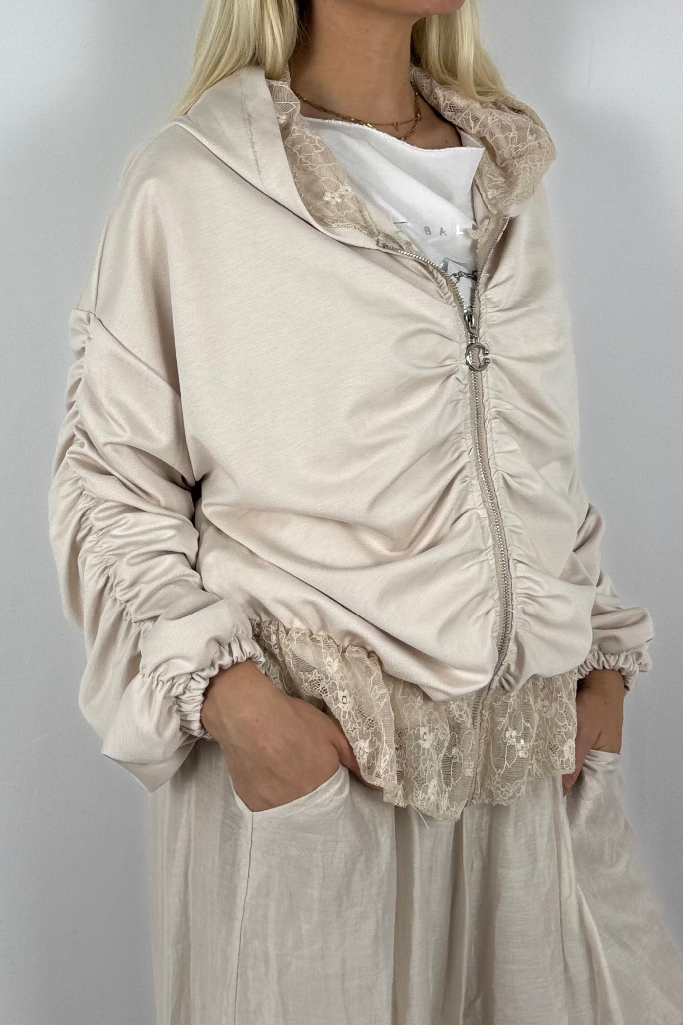 Jacke mit Raffungen und Spitzen-Details-Beige
