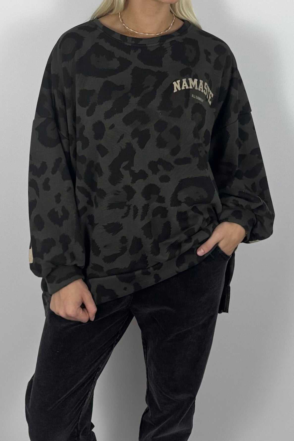 Leo Oversize Sweatshirt „Namaste“-Khaki