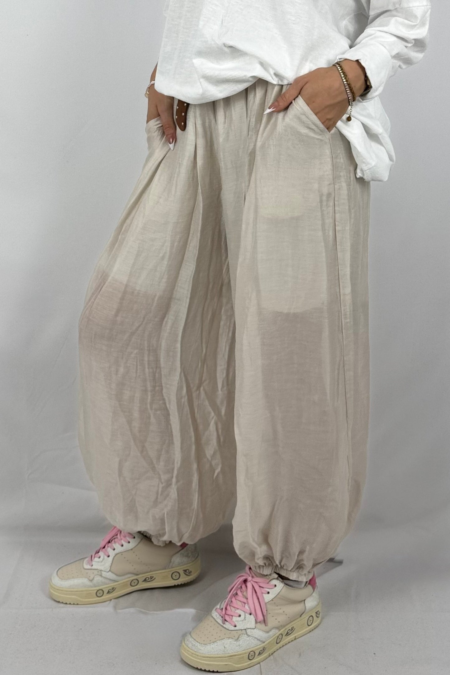 Lässige Ballonhose mit Nietengürtel-Beige