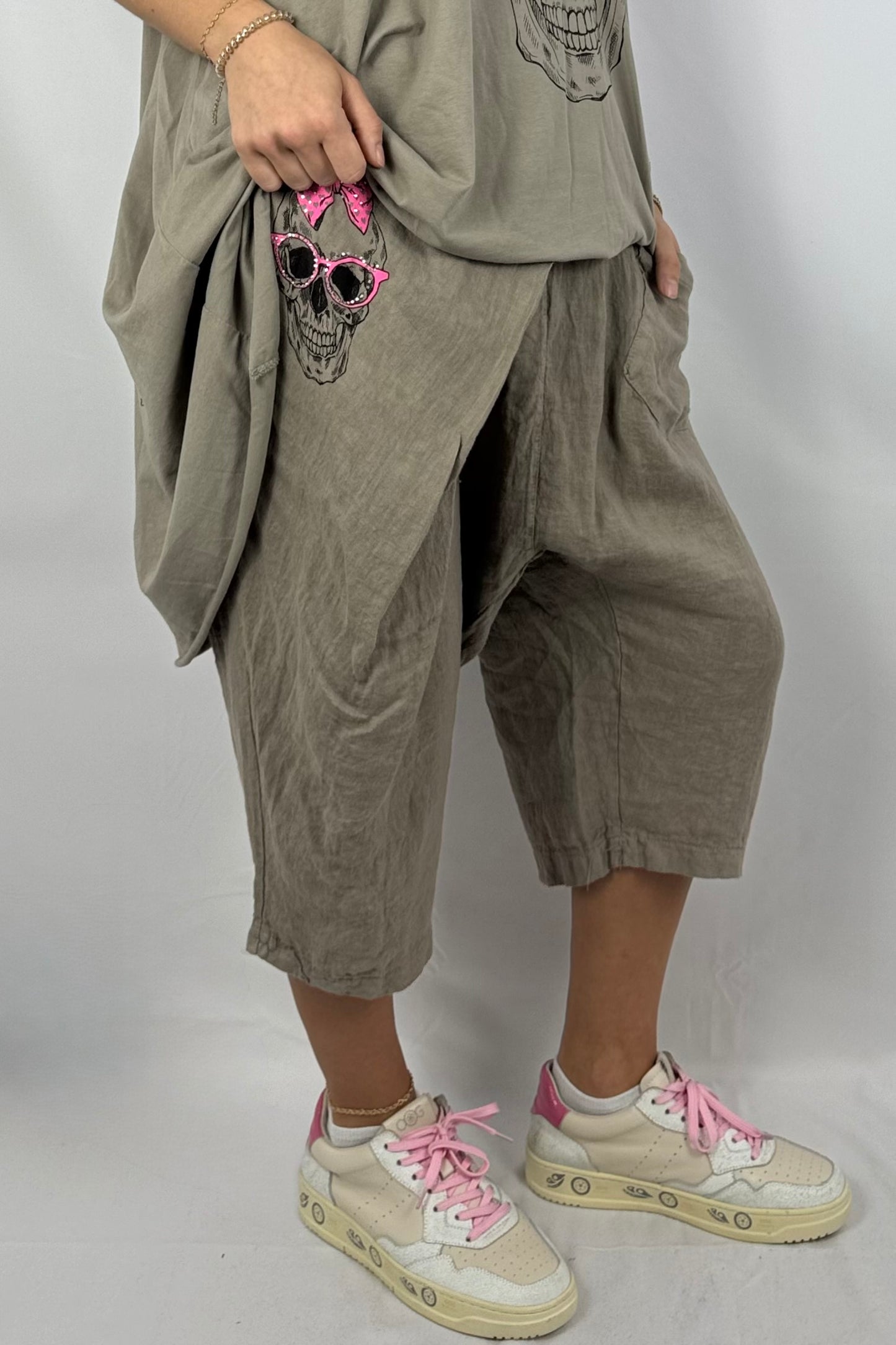 Leinen-Shorts mit Skull-Print & Neon-Details-Mud