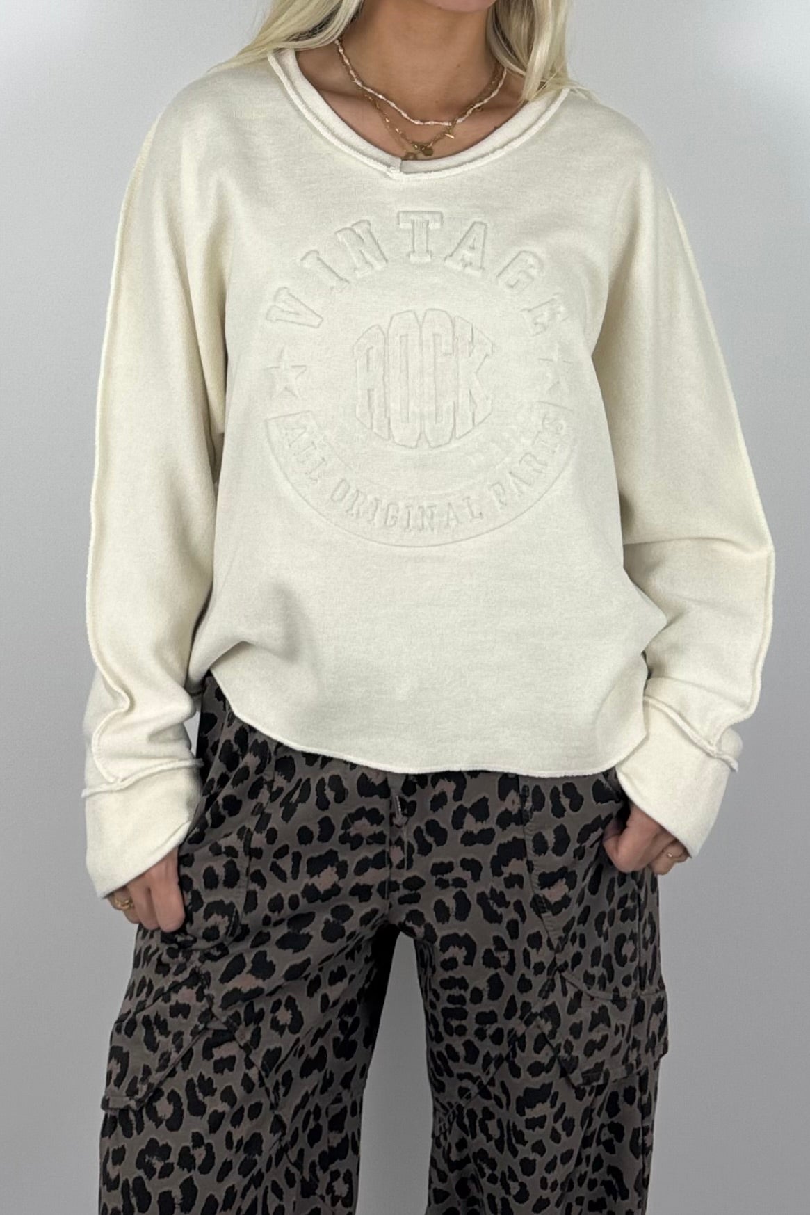 Oversize Damen Sweatshirt mit Vintage-Prägung & V-Ausschnitt – Butter