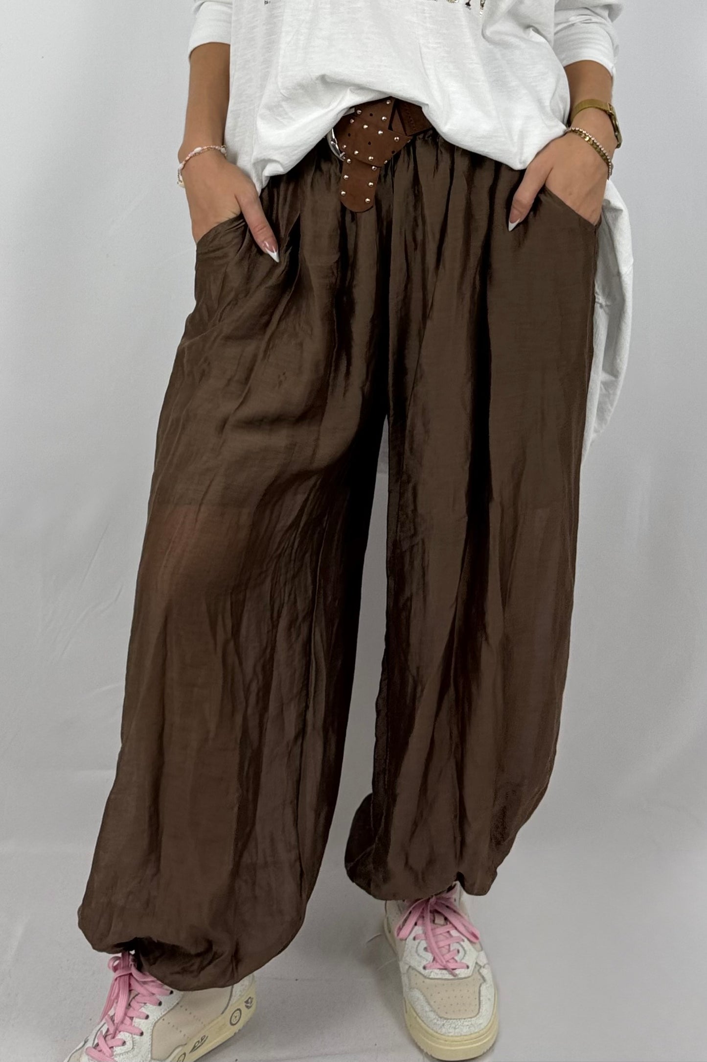Lässige Ballonhose mit Nietengürtel-Schoko