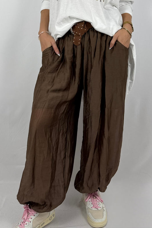 Lässige Ballonhose mit Nietengürtel-Schoko