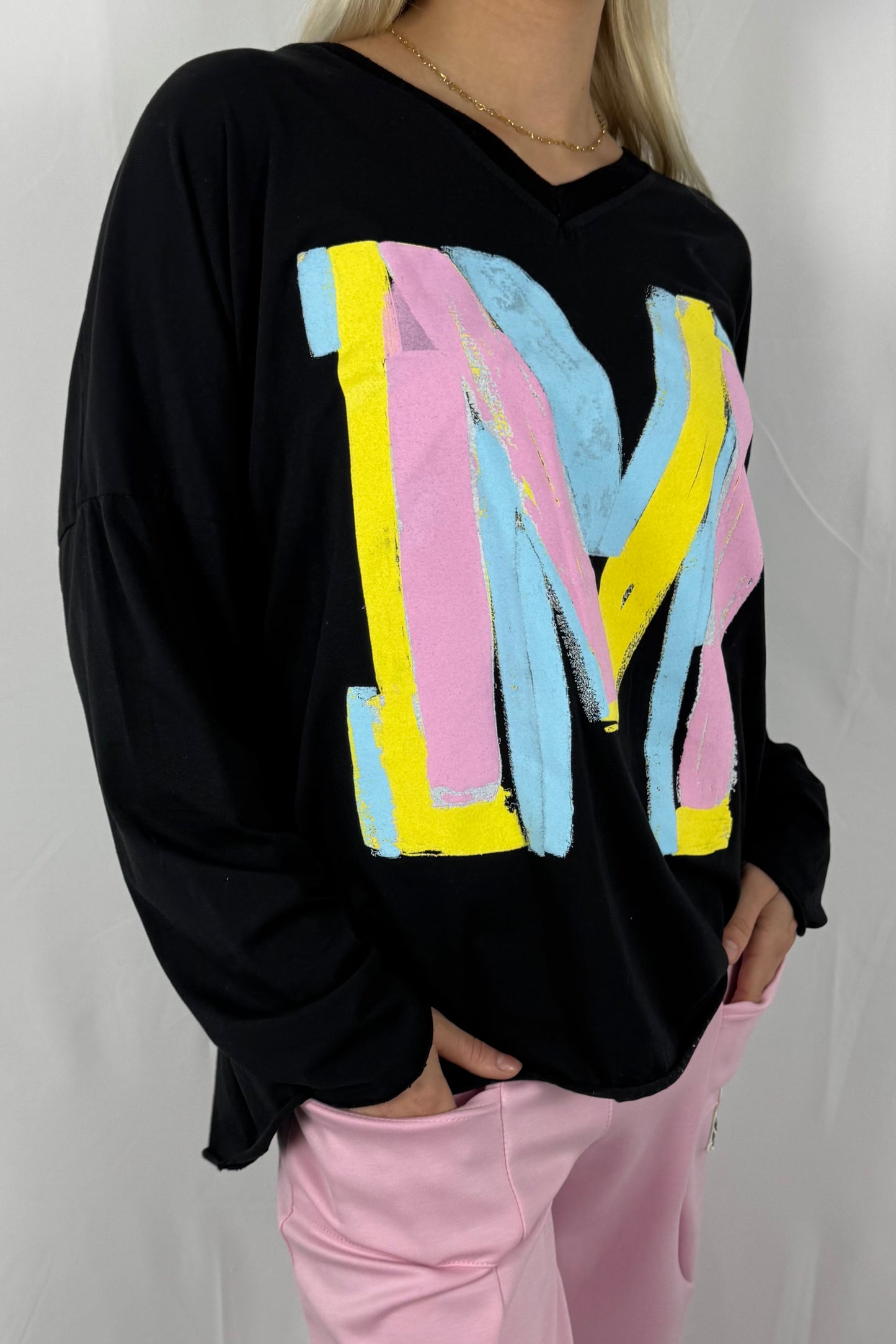 Oversize Shirt mit V-Ausschnitt & Letter-Print –Schwarz