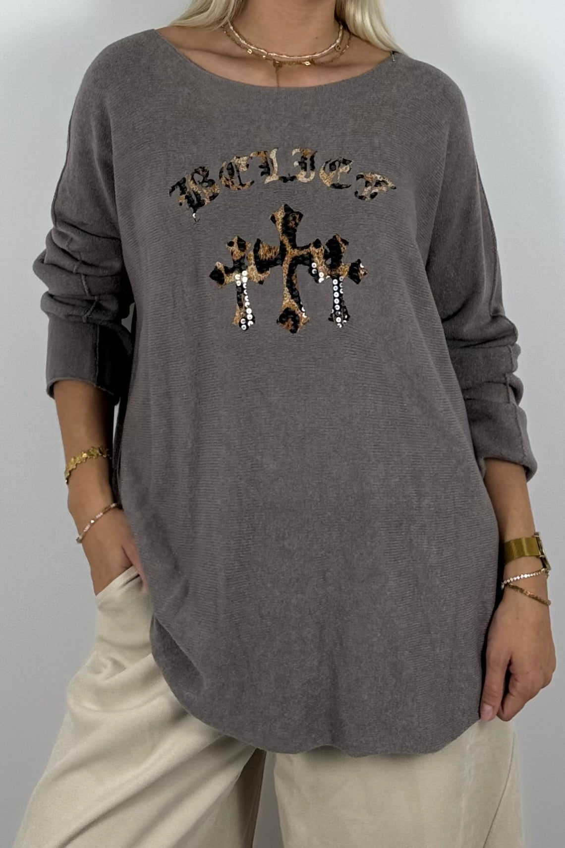 Oversize Shirt mit Leo-Statement & Kreuz-Detail – Mud