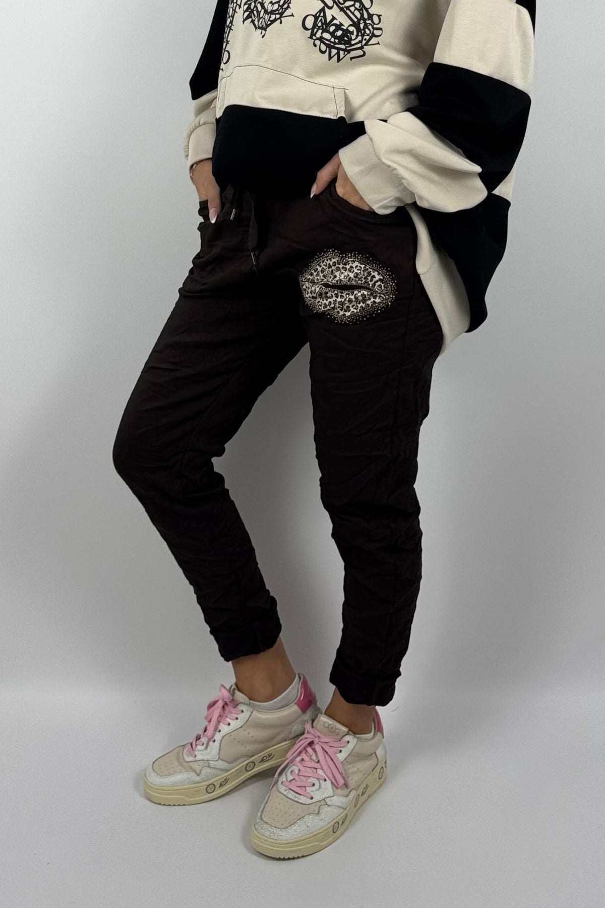 Damen Schlupfhose mit Leo-Kussmund-Coffee