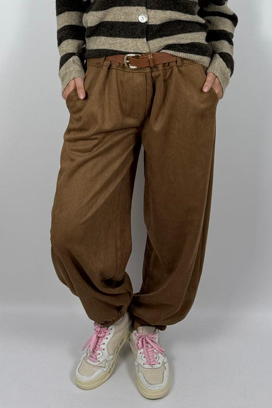 Damen Hose im Velours-Look mit Gürtel –Kamel