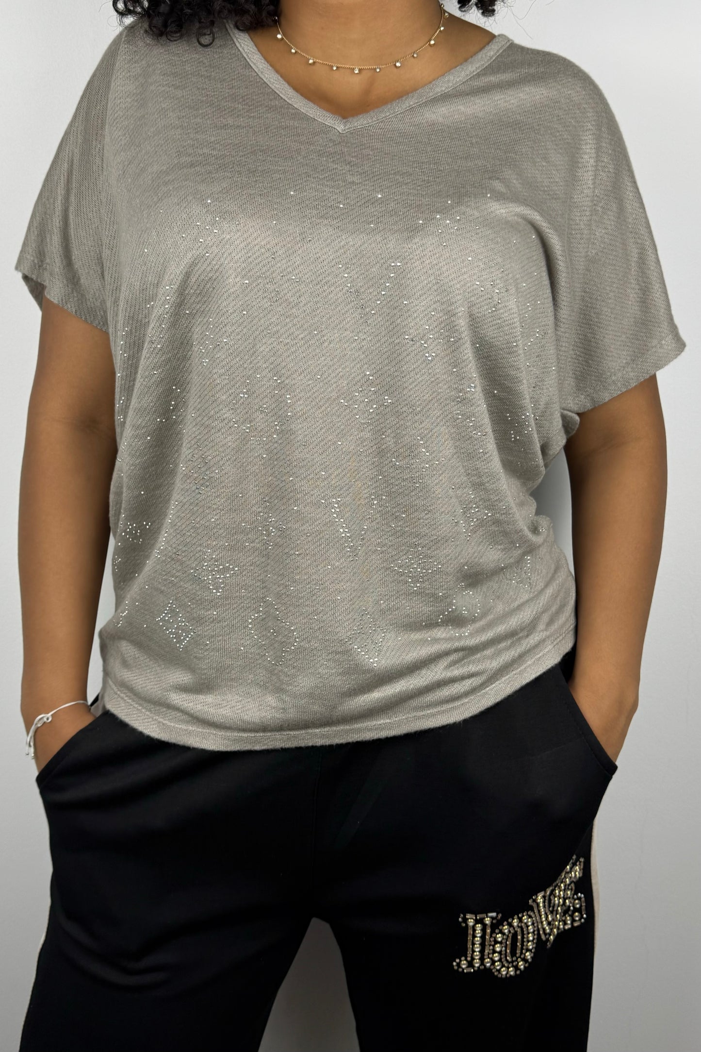 V-Neck Shirt mit Glitzerprint – feminin & leicht glänzend