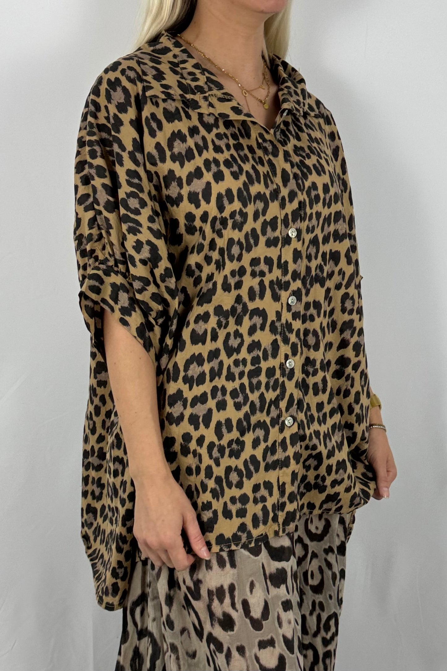 Leo-Bluse aus Baumwolle – lässiger Oversize-Look-Kamel