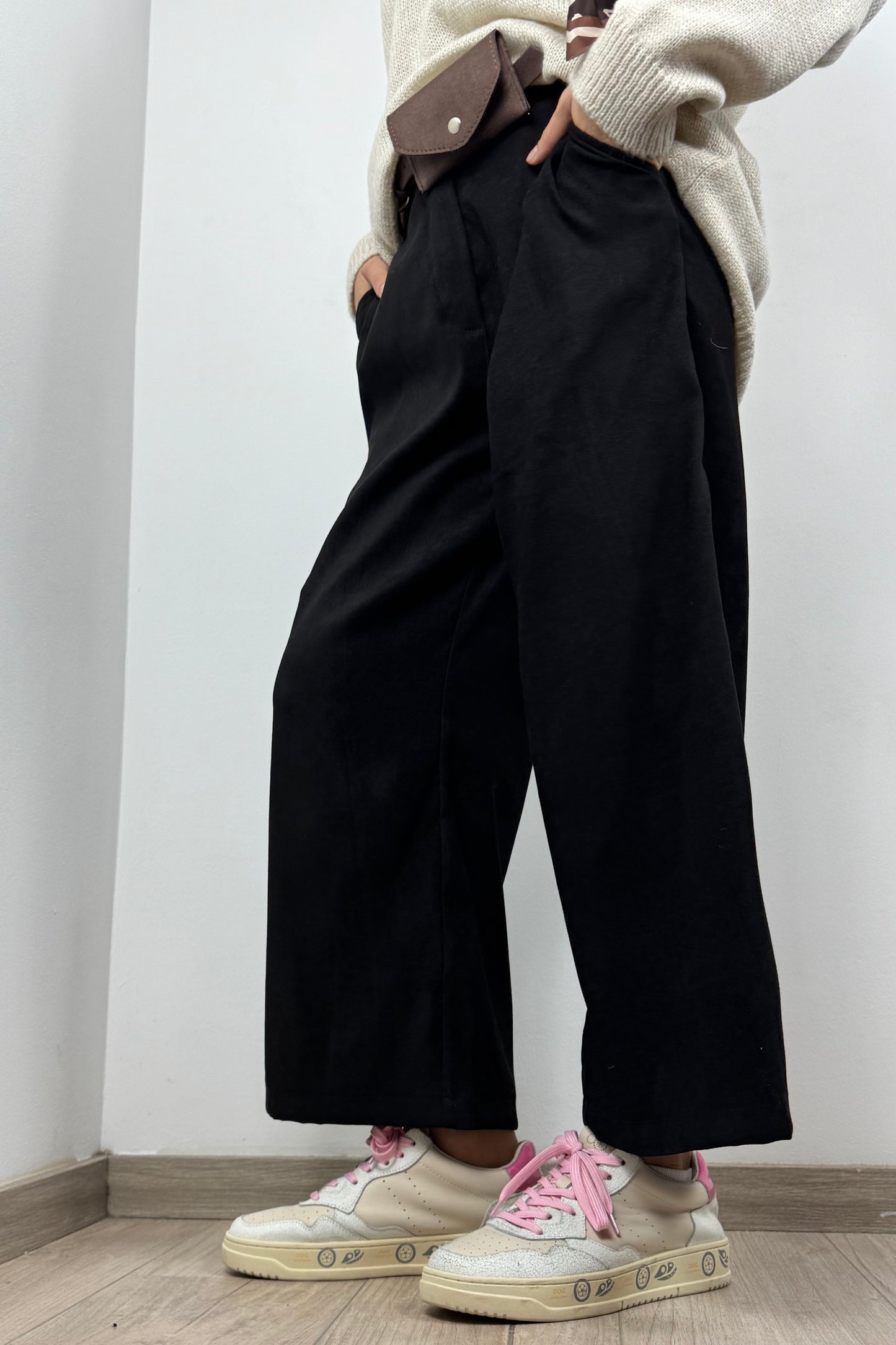 Weite Hose mit Gürtel & Tasche –Schwarz