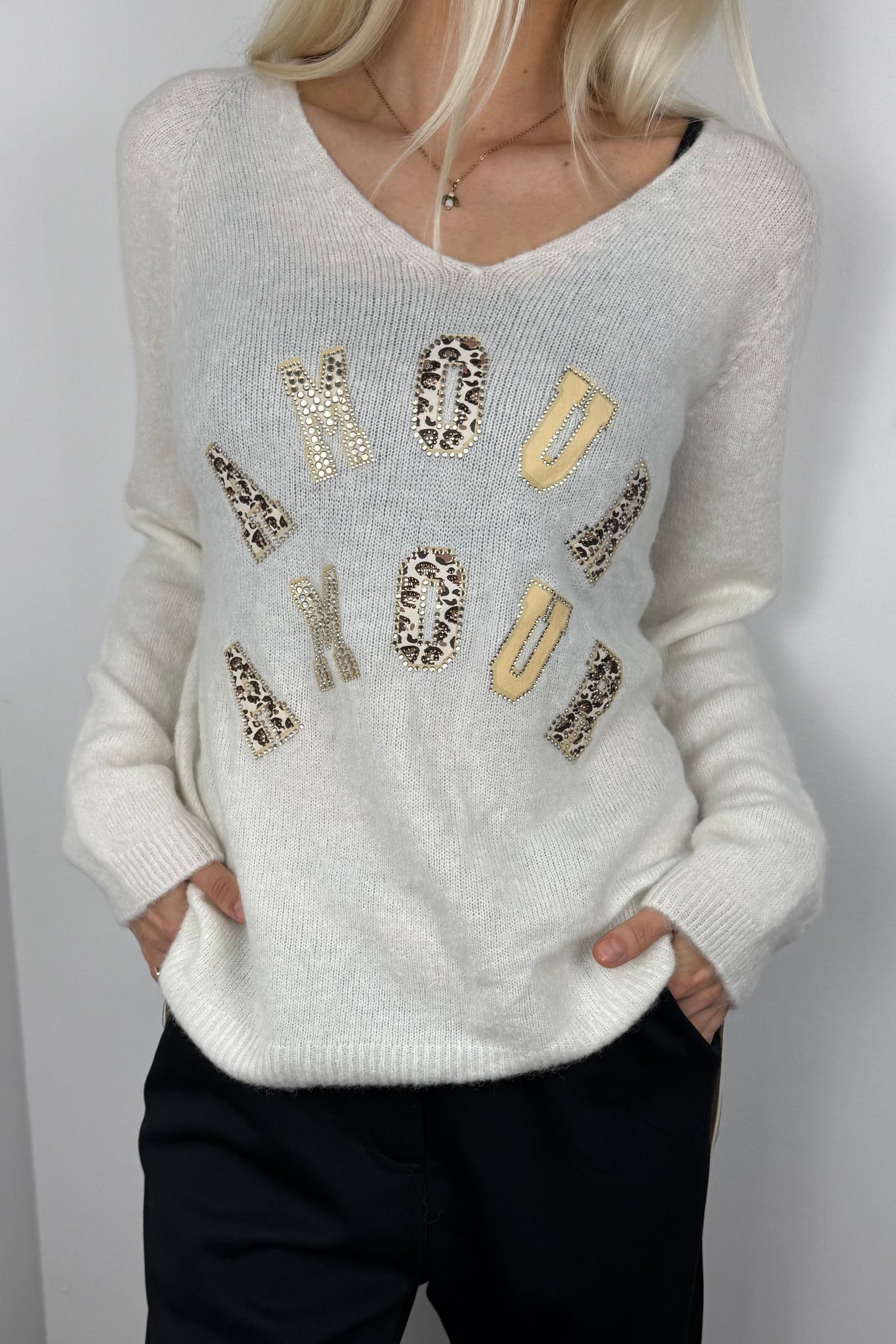 Pullover mit Strass-Schriftzug „AMOUR“ – Weiß