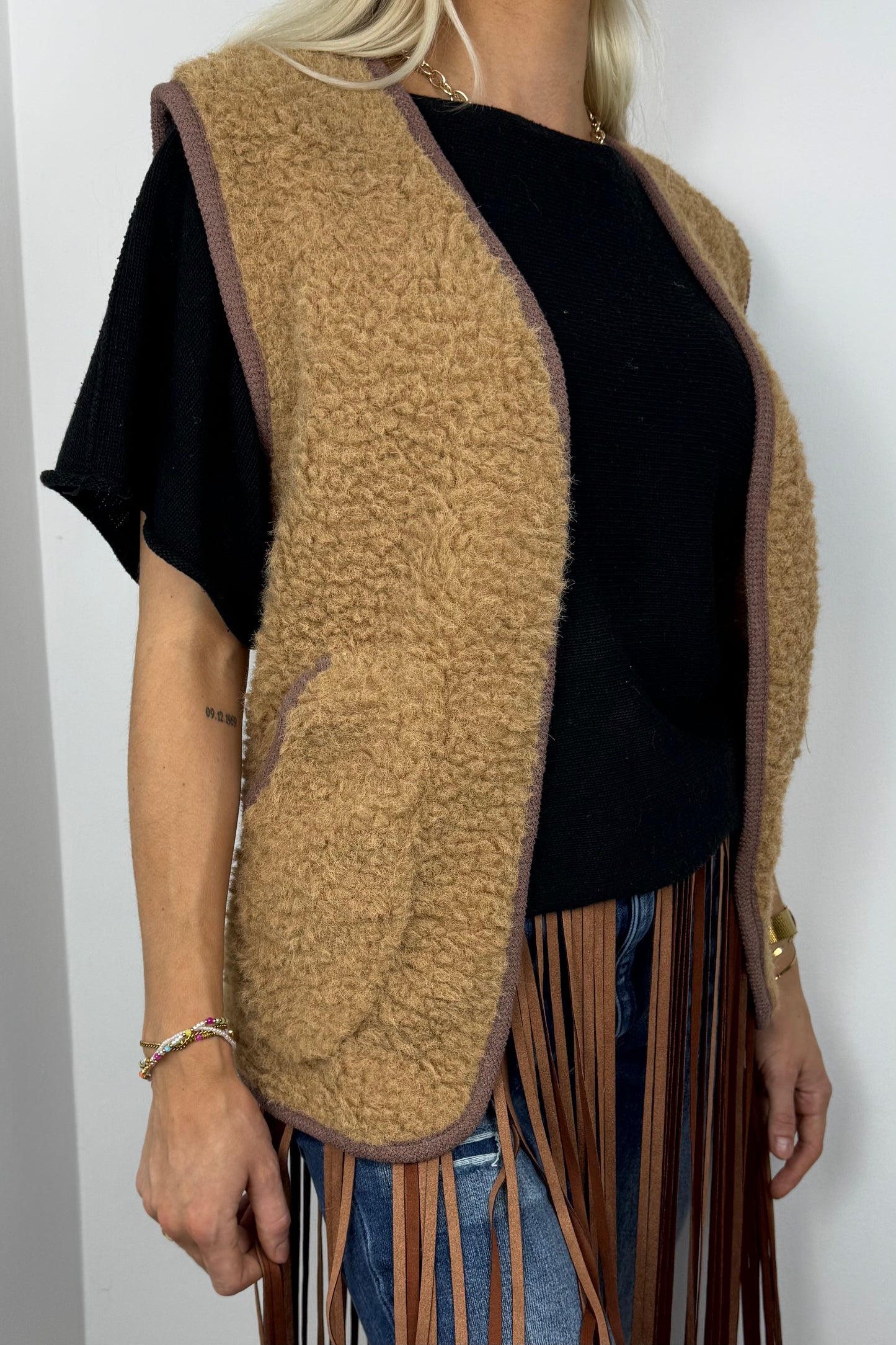 Flauschige Weste mit Stickerei – Camel