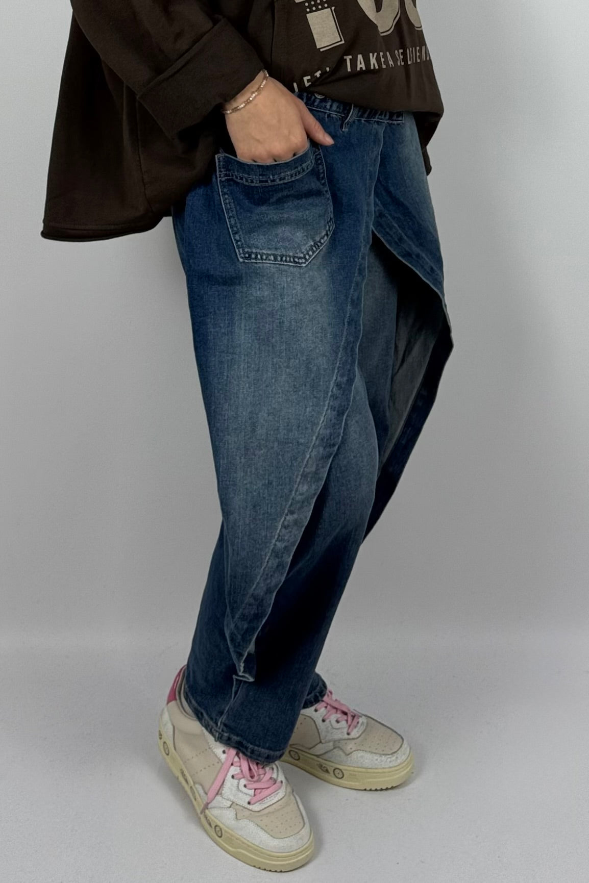 Damen Baggy Jeans mit asymmetrischem Gürtel-Detail – Blau