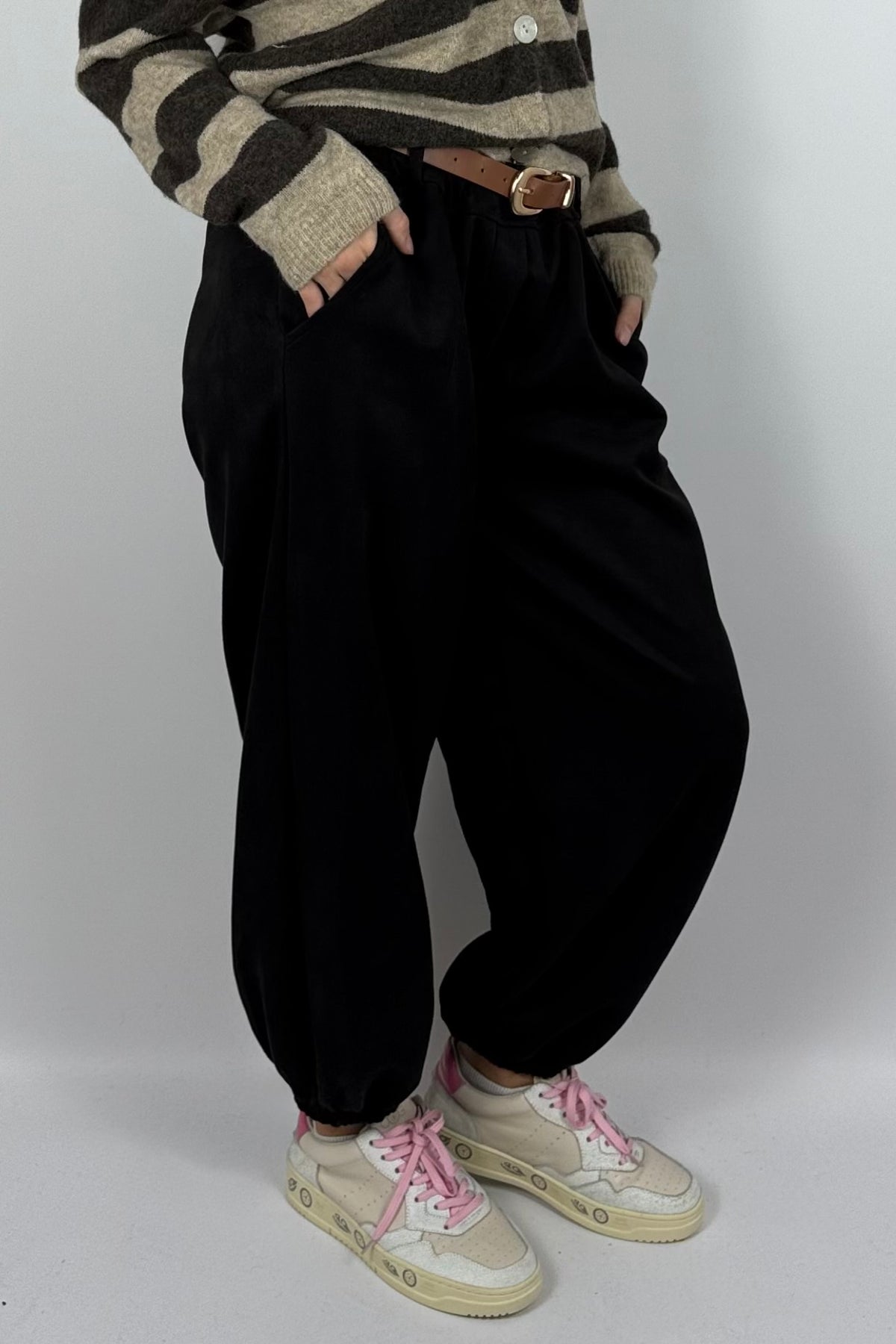 Damen Hose im Velours-Look mit Gürtel –Schwarz