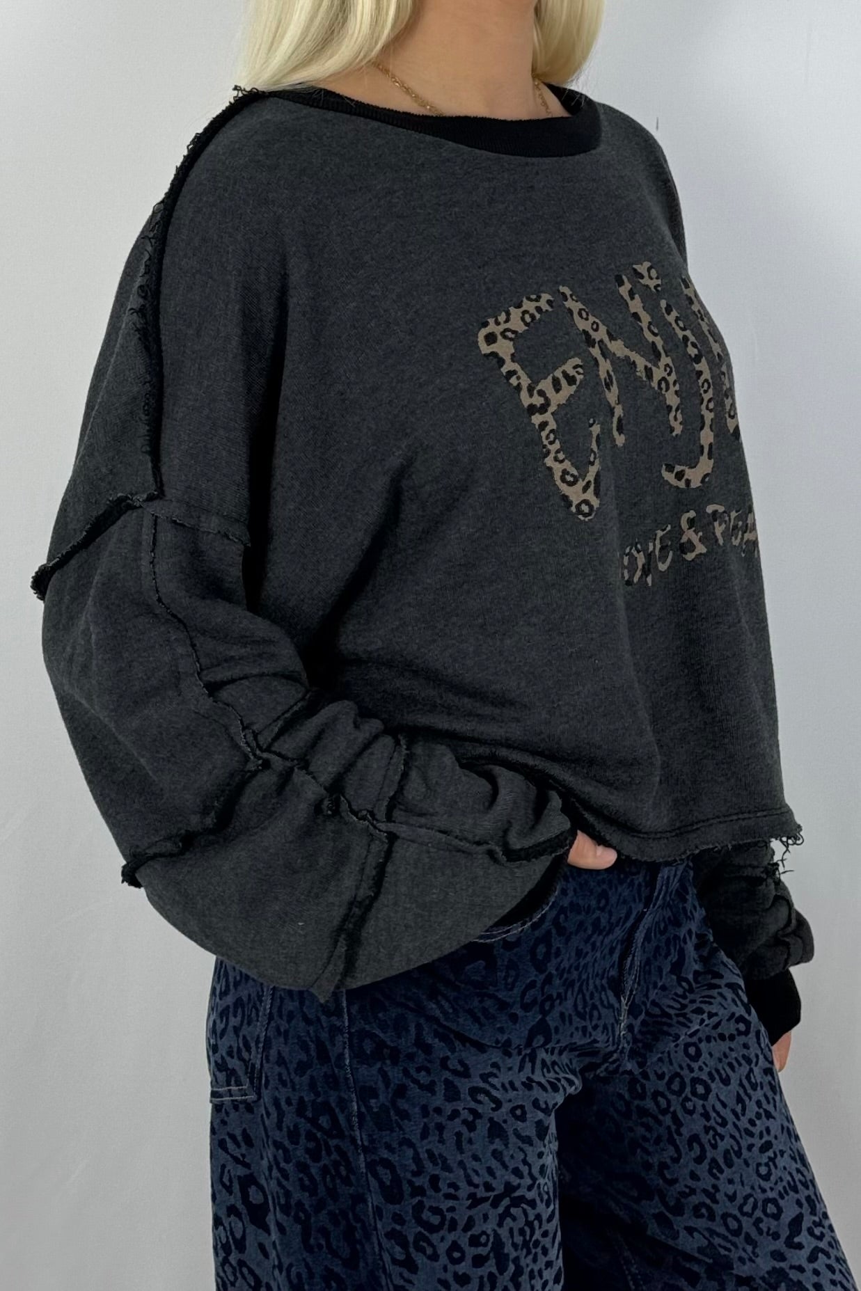 Damen Sweatshirt „ENJOY LOVE & PEACE“ – Leo Print-Schwarz