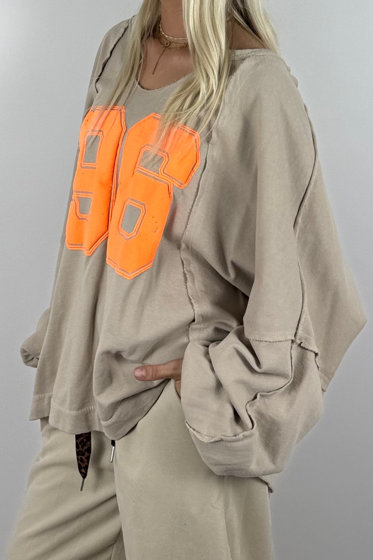 Oversize Shirt mit „96“-Statement –Beige