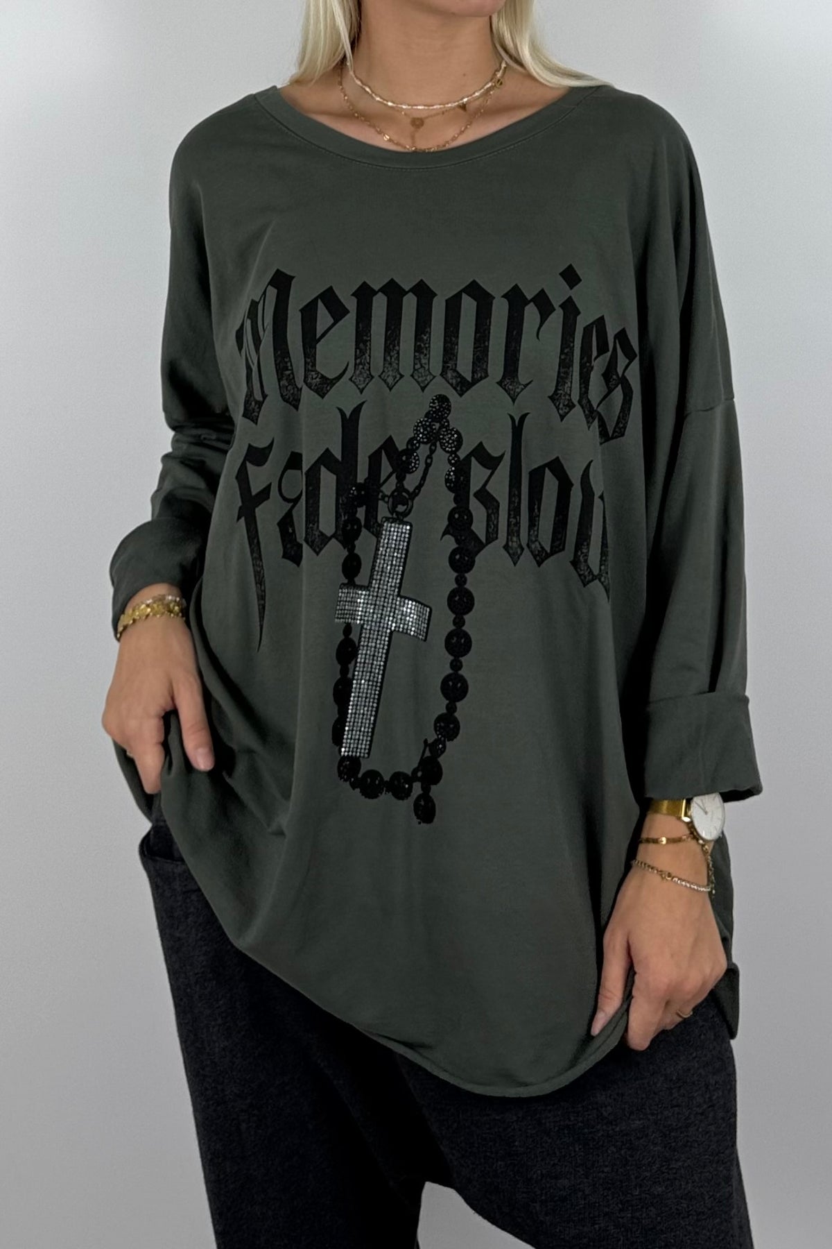 Oversize Shirt „Memories Fade Slow“ mit Kreuz-Detail –Khaki