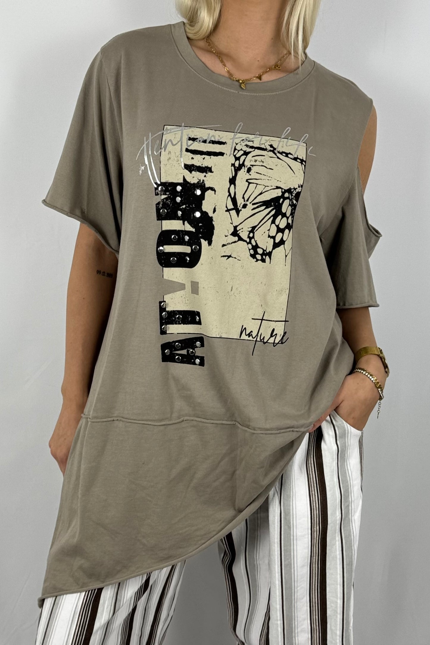Asymmetrisches Shirt mit Print & Cut-Out-Details – modern und bequem-Mud