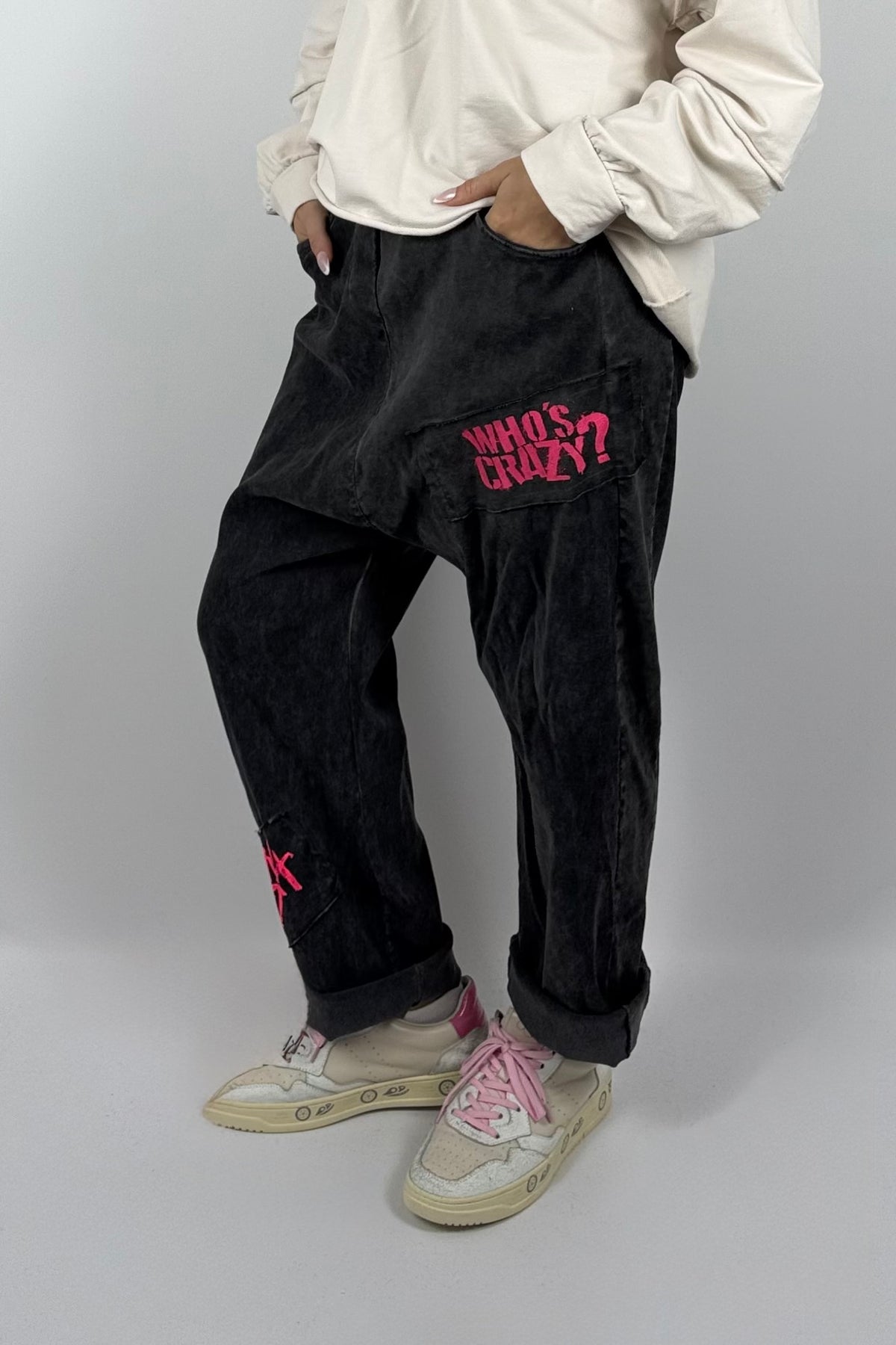 Damen Baggy-Hose mit Statement-Print-Schwarz