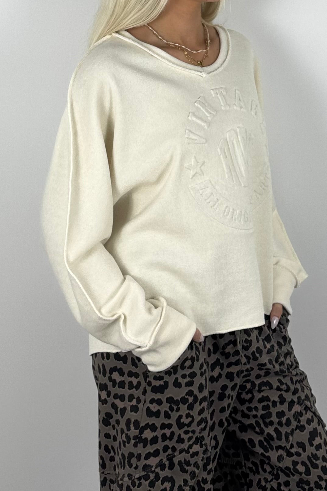 Oversize Damen Sweatshirt mit Vintage-Prägung & V-Ausschnitt – Butter