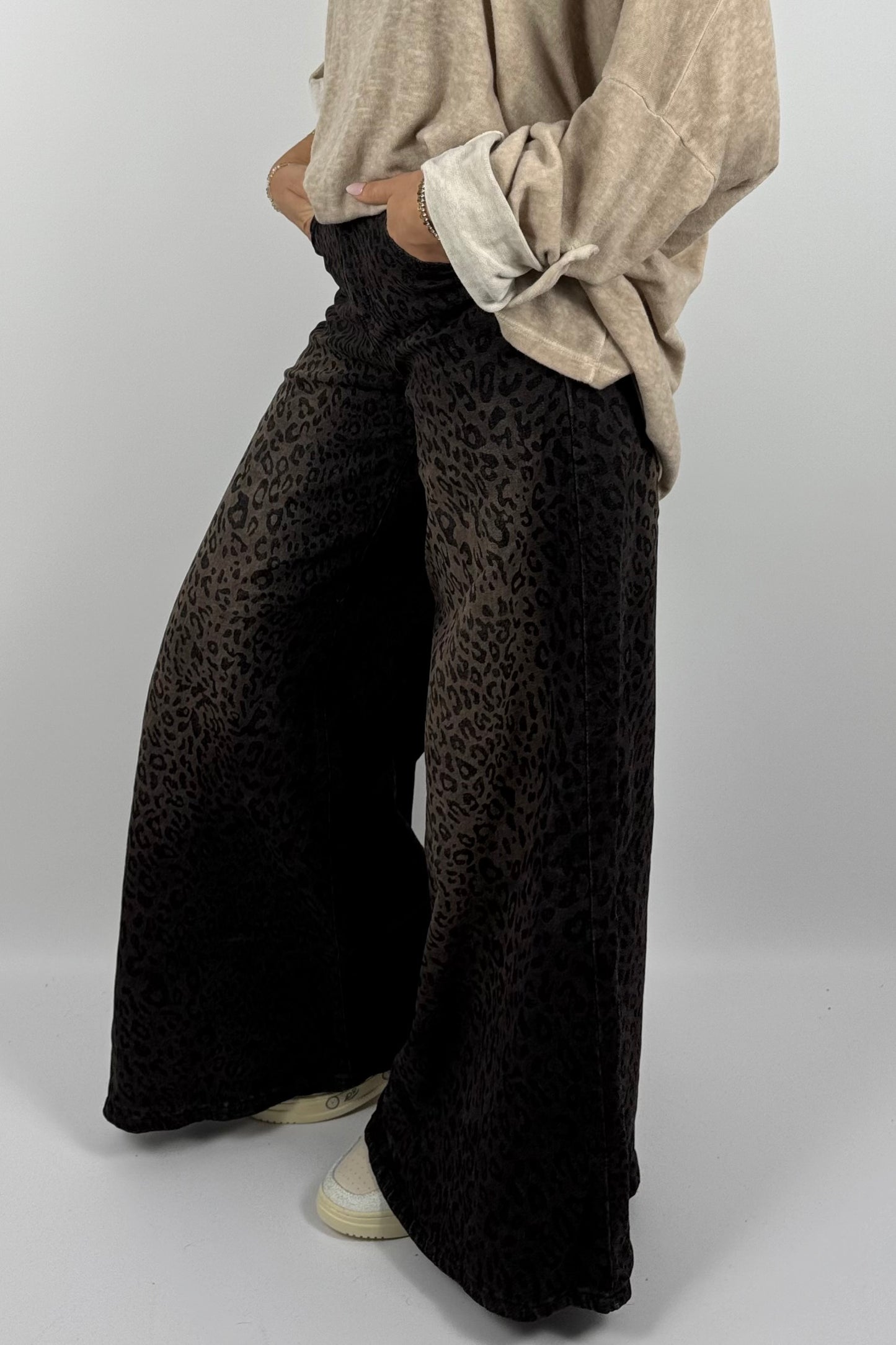 Wide Leg Leo Jeans