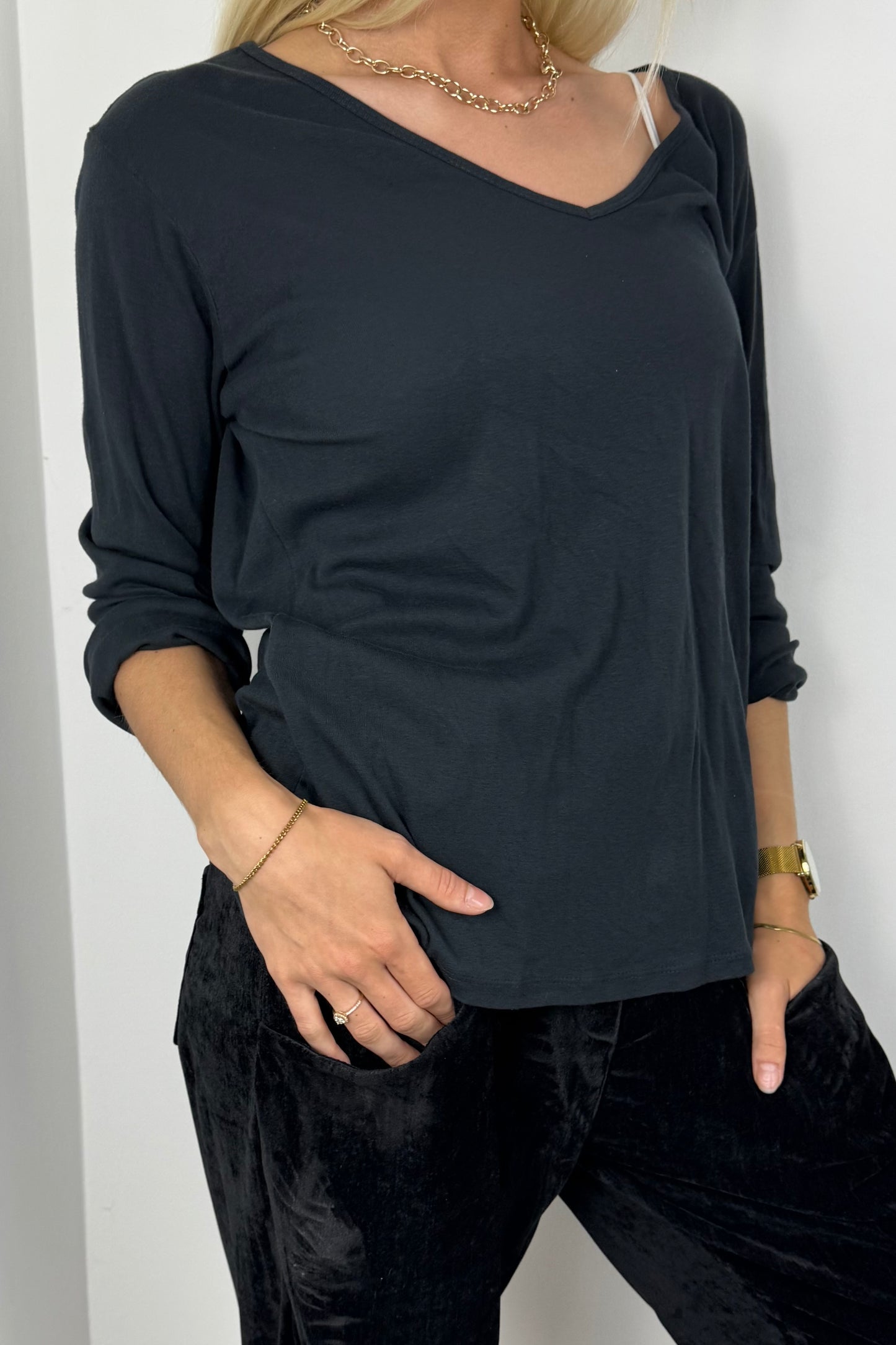 Damen Shirt mit V-Ausschnitt und gekrempelten Ärmeln