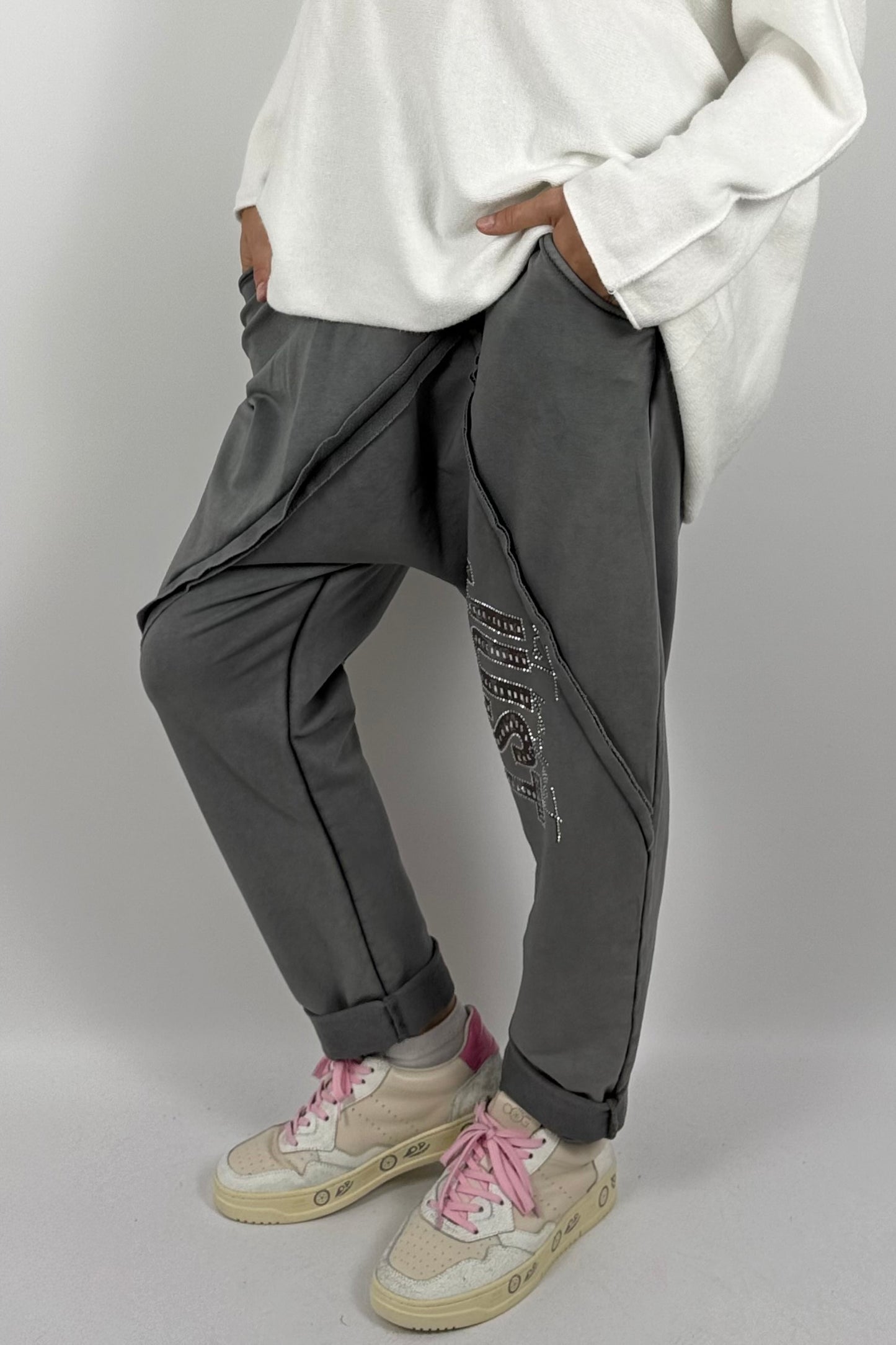 Lässige Baggy-Hose mit „JUST“-Detail – grau