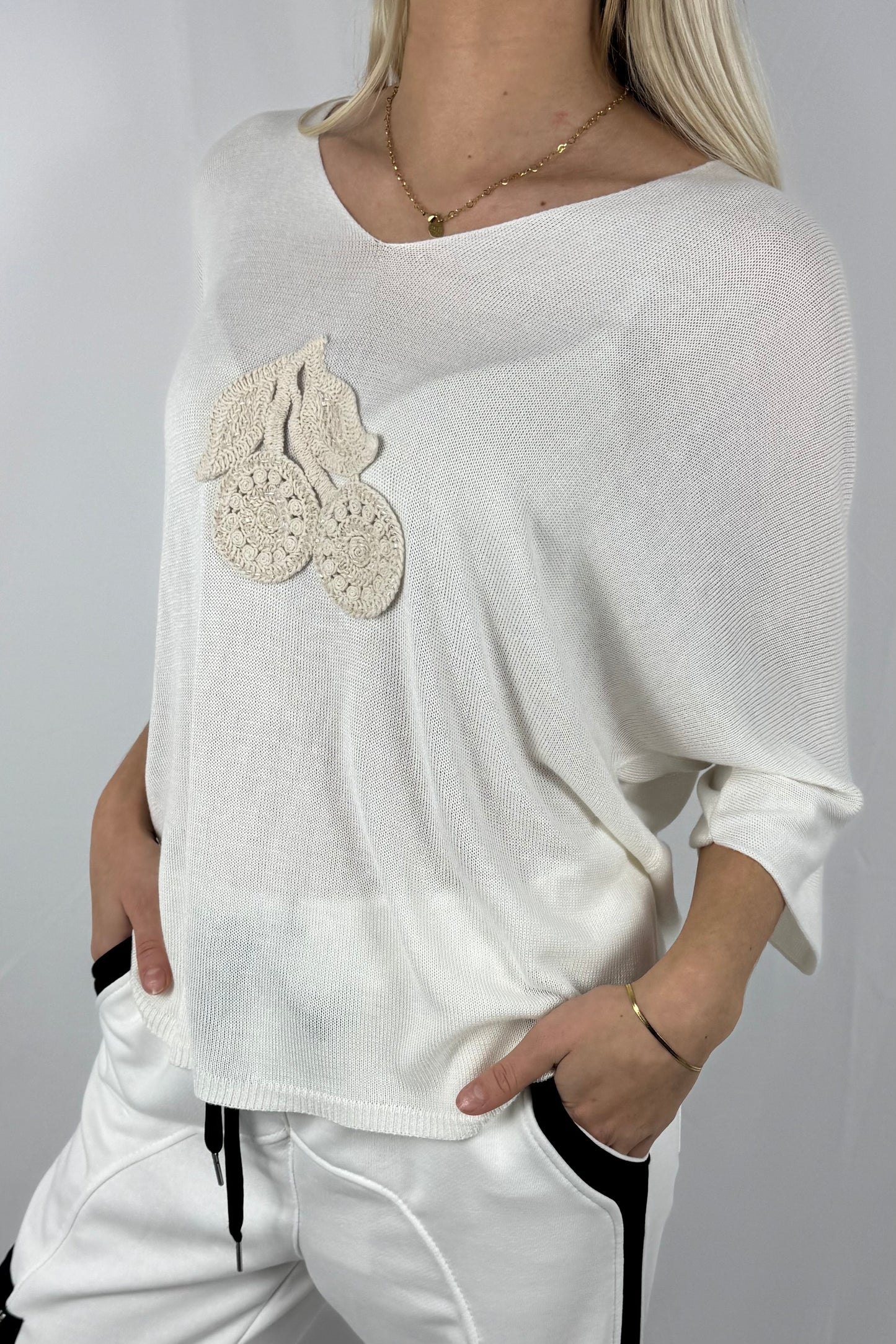Shirt mit V-Ausschnitt & gehäkelter Applikation-Weiß