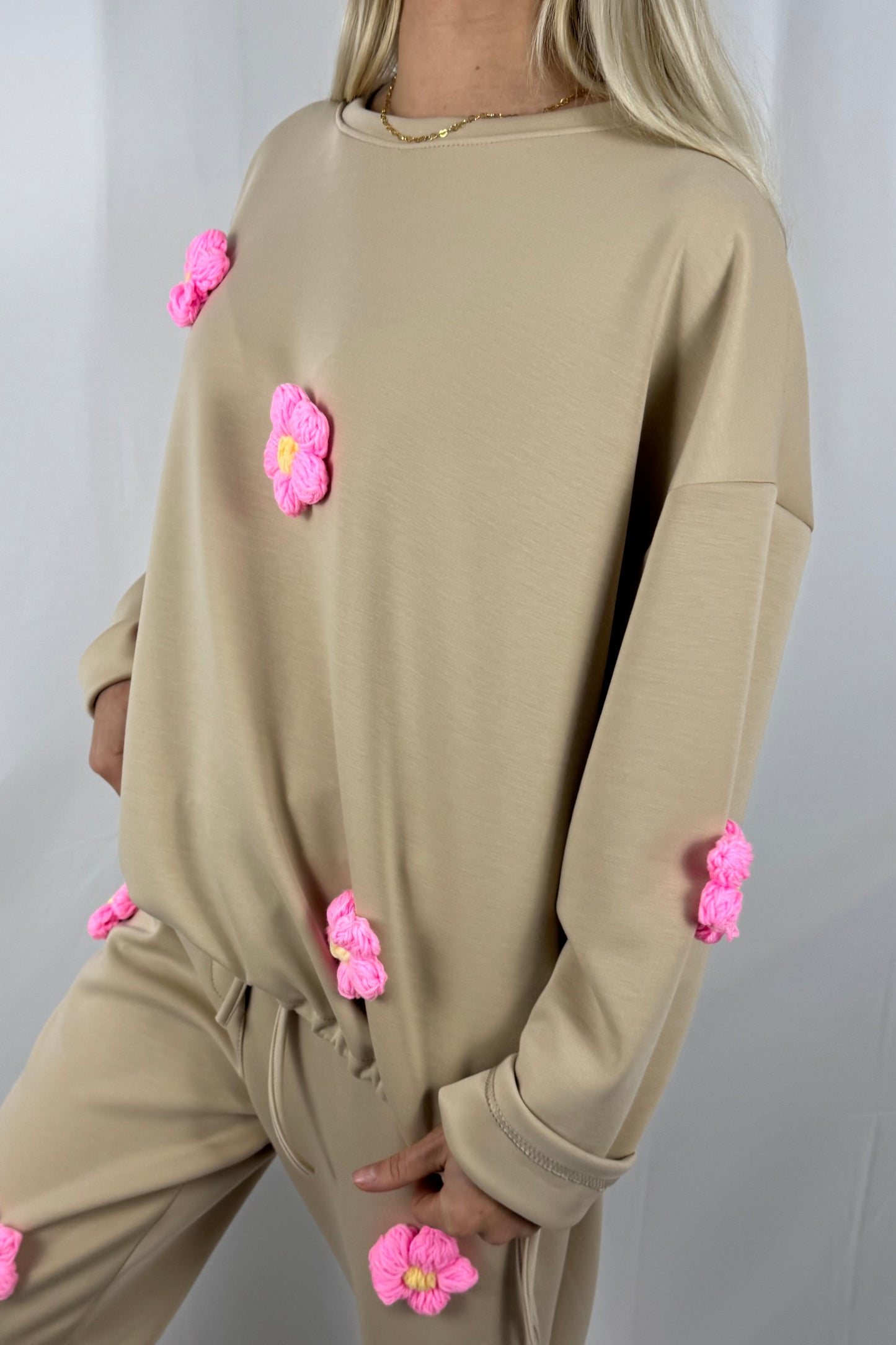 Shirt mit Häkelblumen & Tunnelzug-Beige