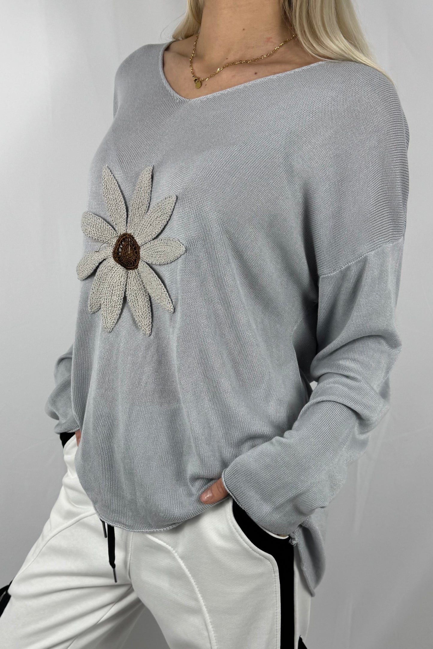 Shirt mit V-Ausschnitt & floraler Applikation-Grau