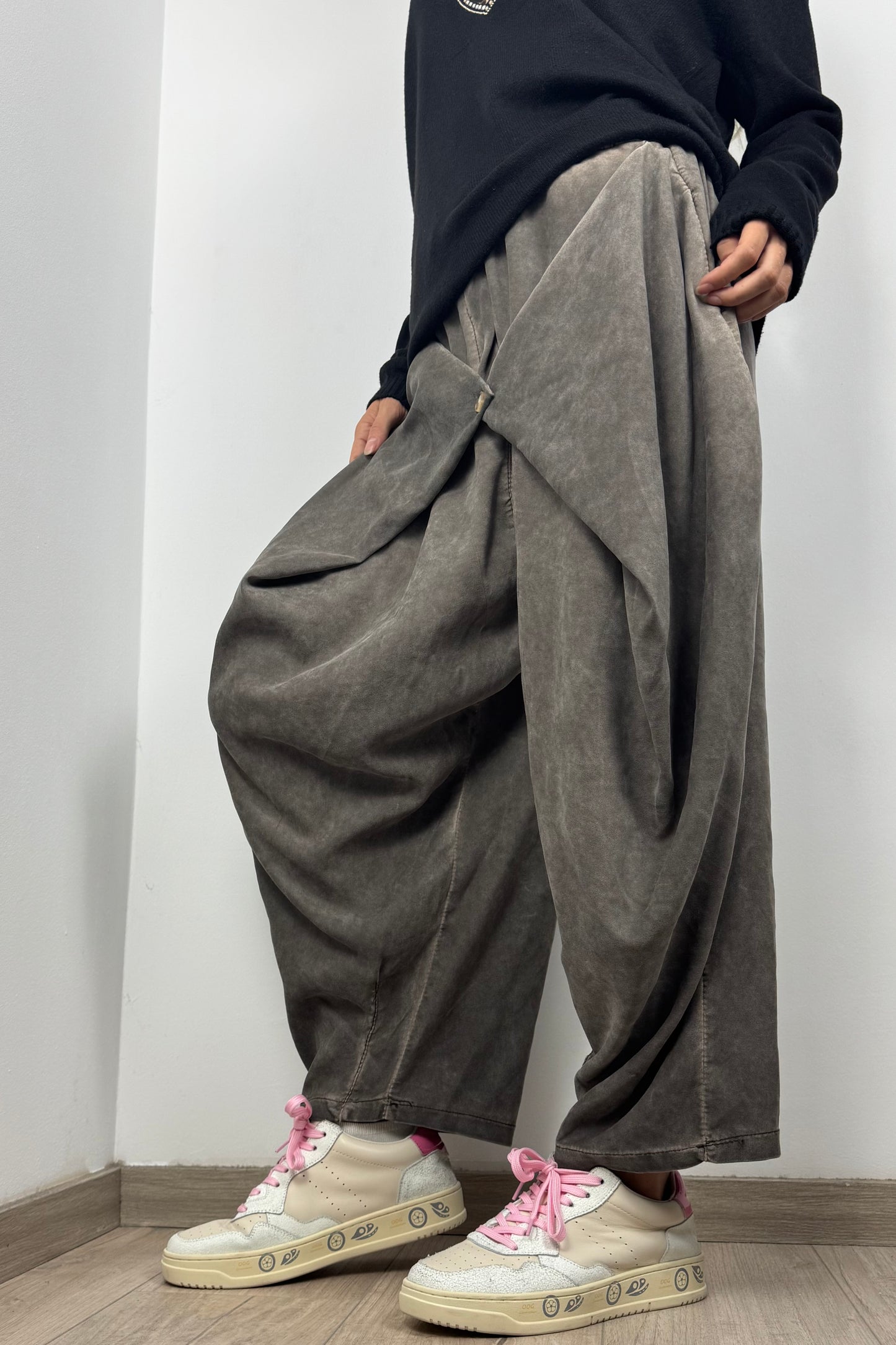 Asymmetrische Hose mit Wickeloptik –Mud