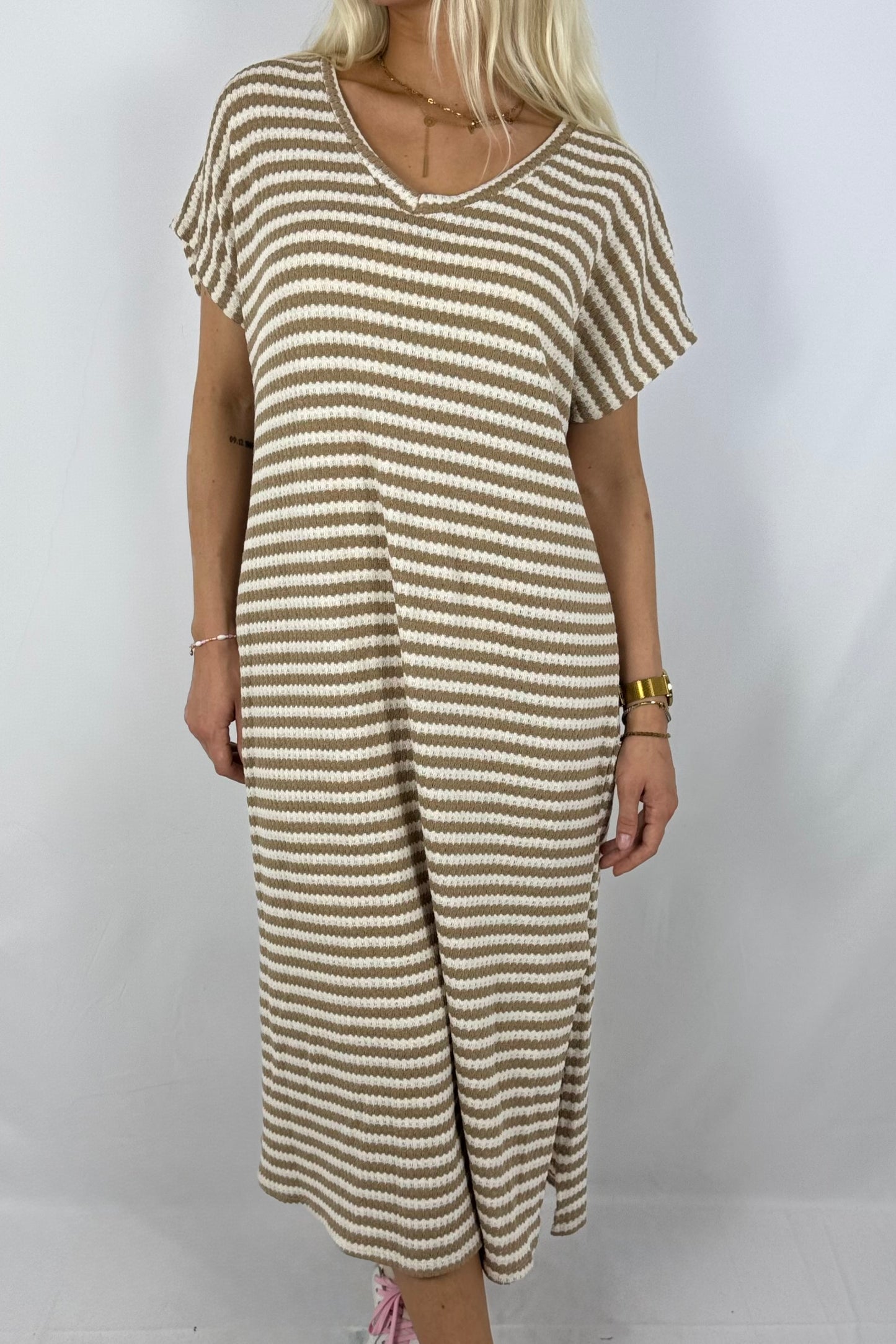 Gestreiftes Strickkleid mit V-Ausschnitt-Beige