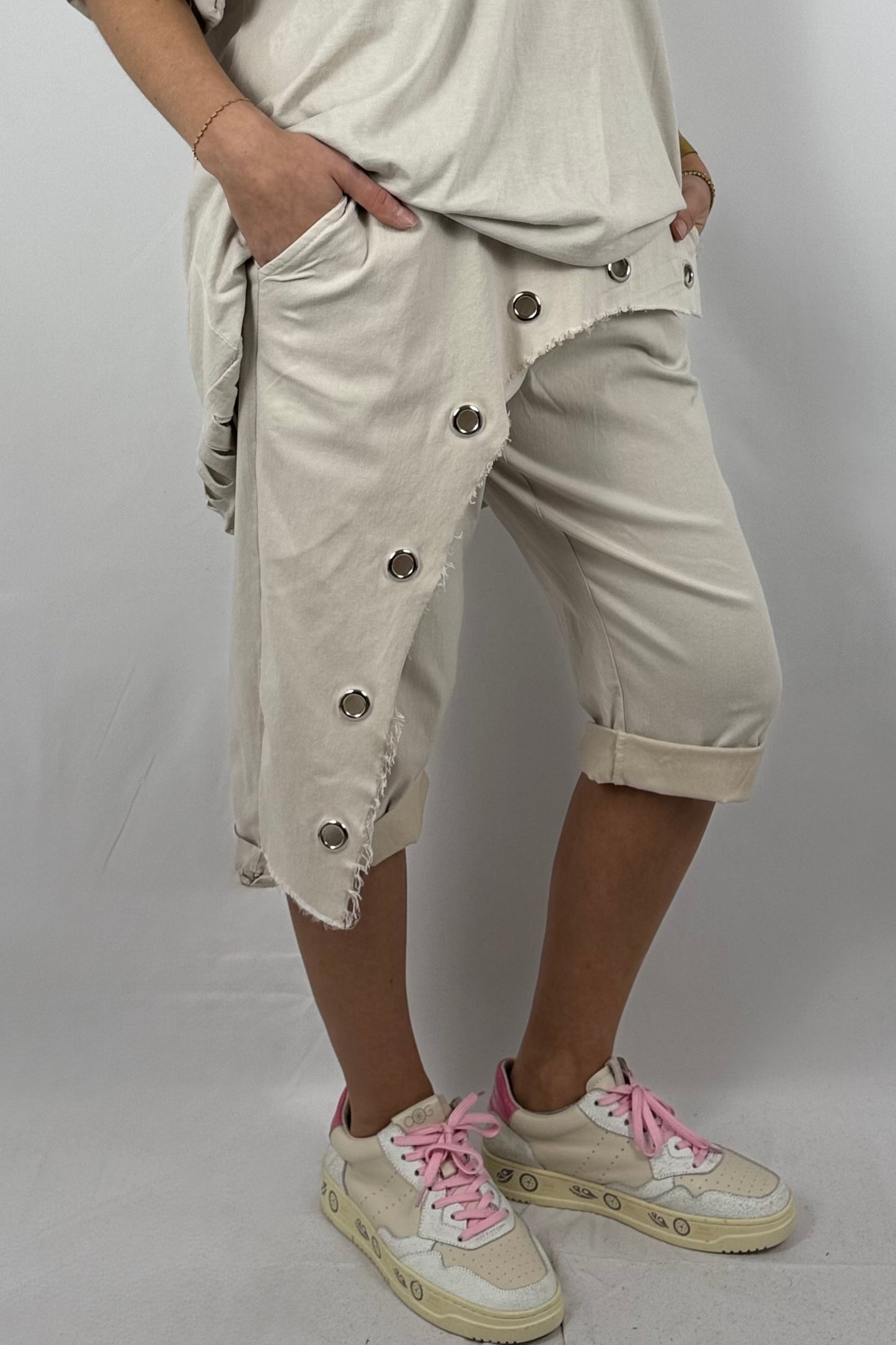 Paperbag-Shorts mit Zierösen und asymmetrischer Front- Beige
