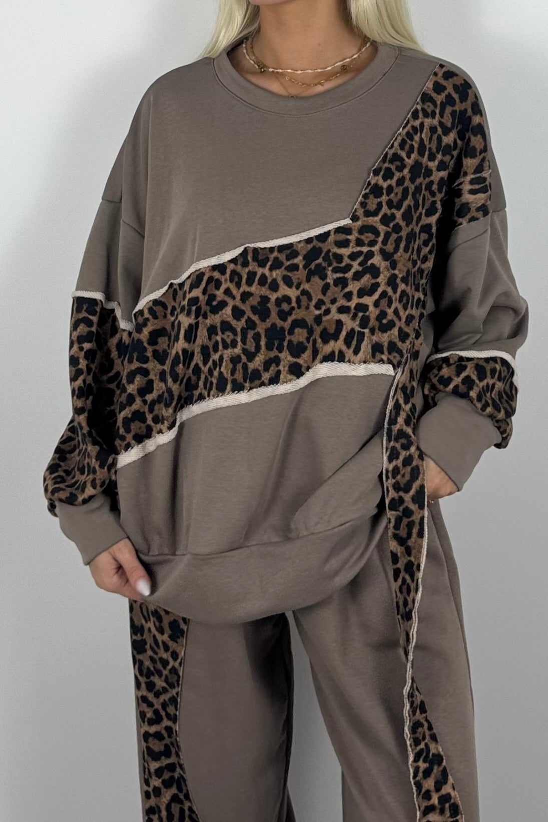 Oversize Damen Sweatshirt mit Leo-Muster & asymmetrischem Design - Mud