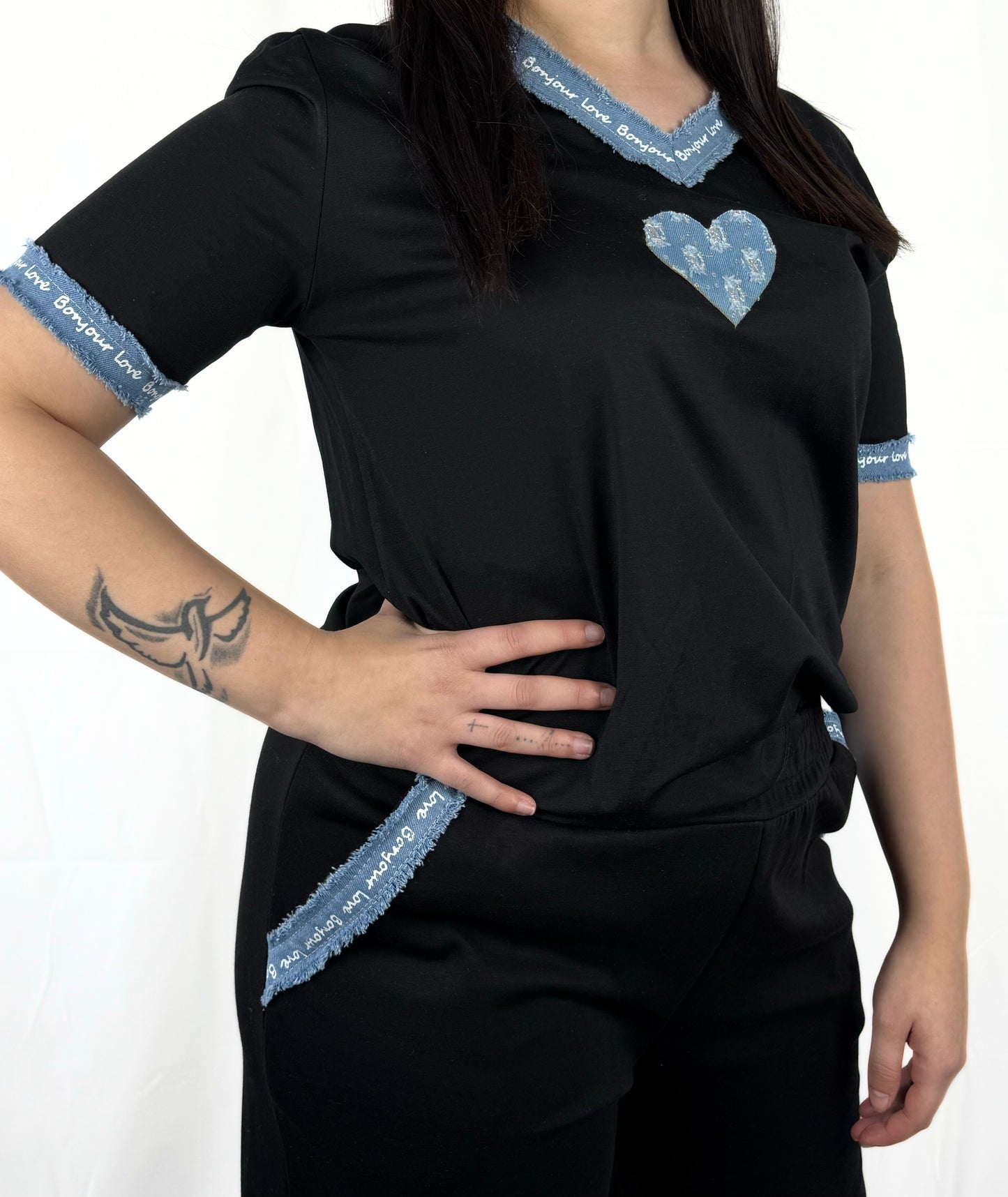 T-Shirt mit Herz-Print & Jeans-Details – liebevoll & trendy
