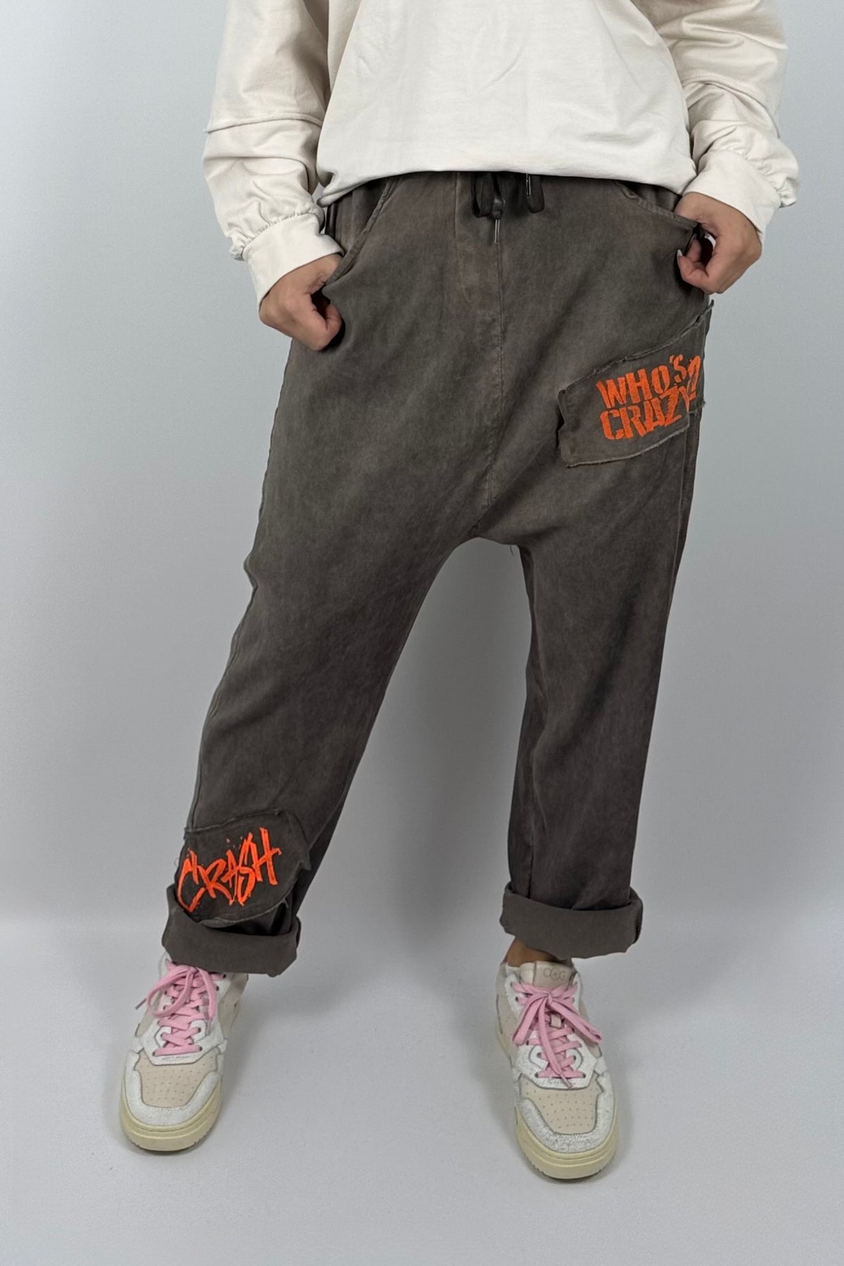 Damen Baggy-Hose mit Statement-Print-Schoko