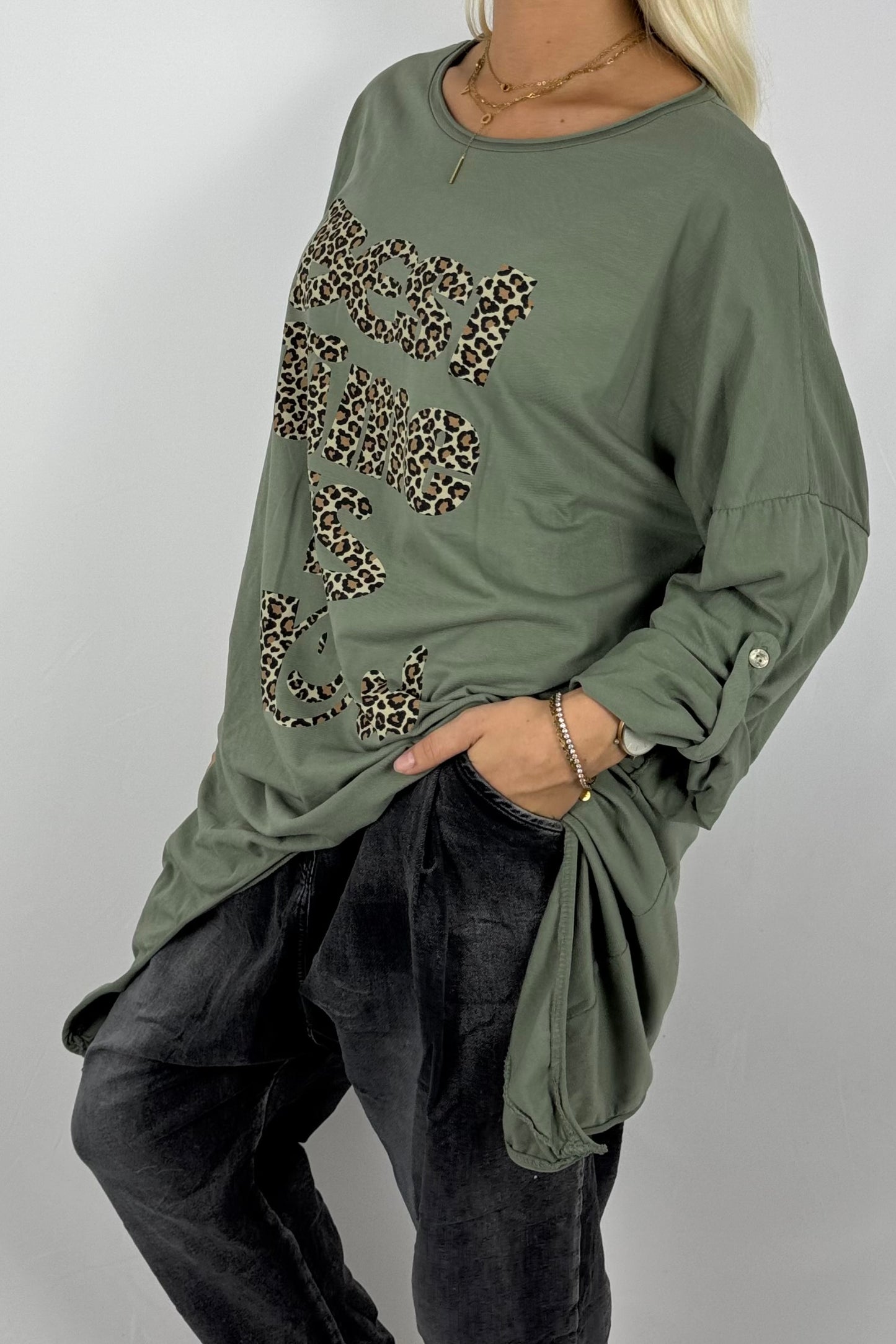Damen Longshirt „Best Time Is Now“ – Leo-Print-Khaki