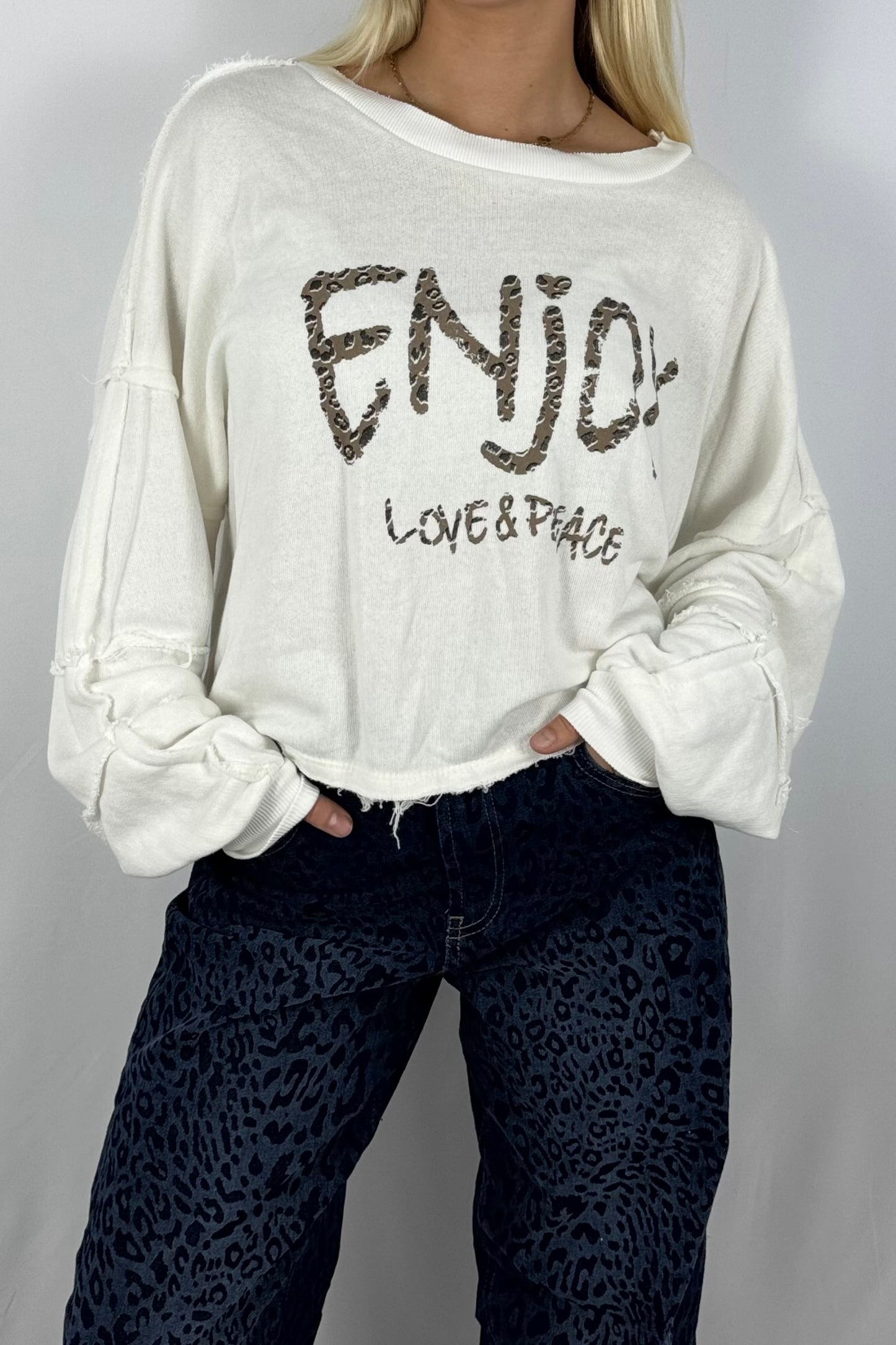 Damen Sweatshirt „ENJOY LOVE & PEACE“ – Leo Print-Weiß