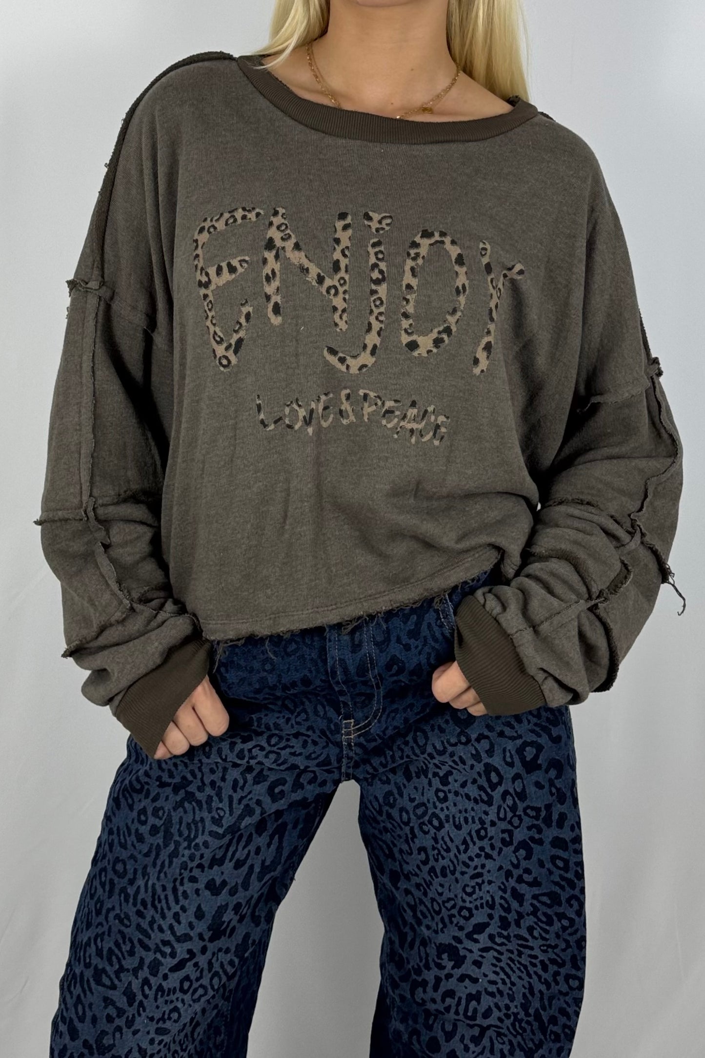 Damen Sweatshirt „ENJOY LOVE & PEACE“ – Leo Print-Schoko