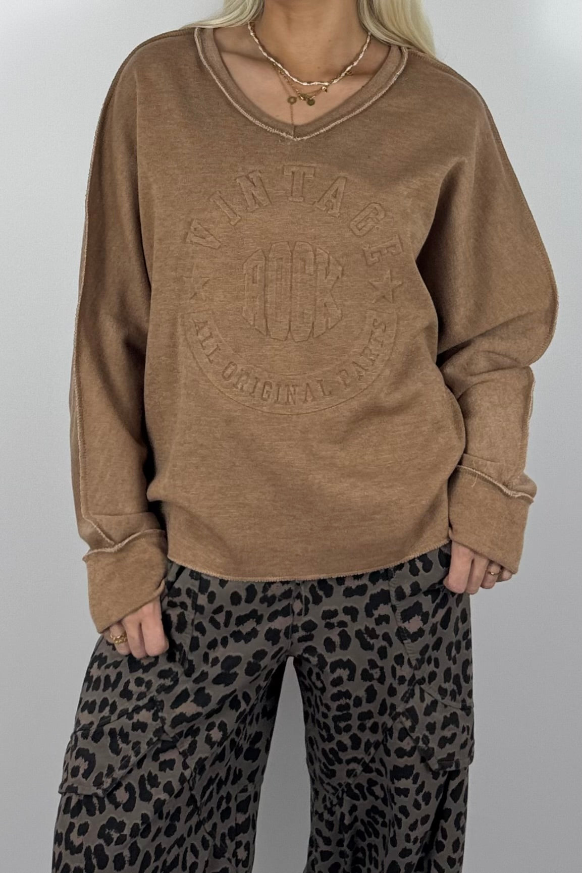 Oversize Damen Sweatshirt mit Vintage-Prägung & V-Ausschnitt – Kamel