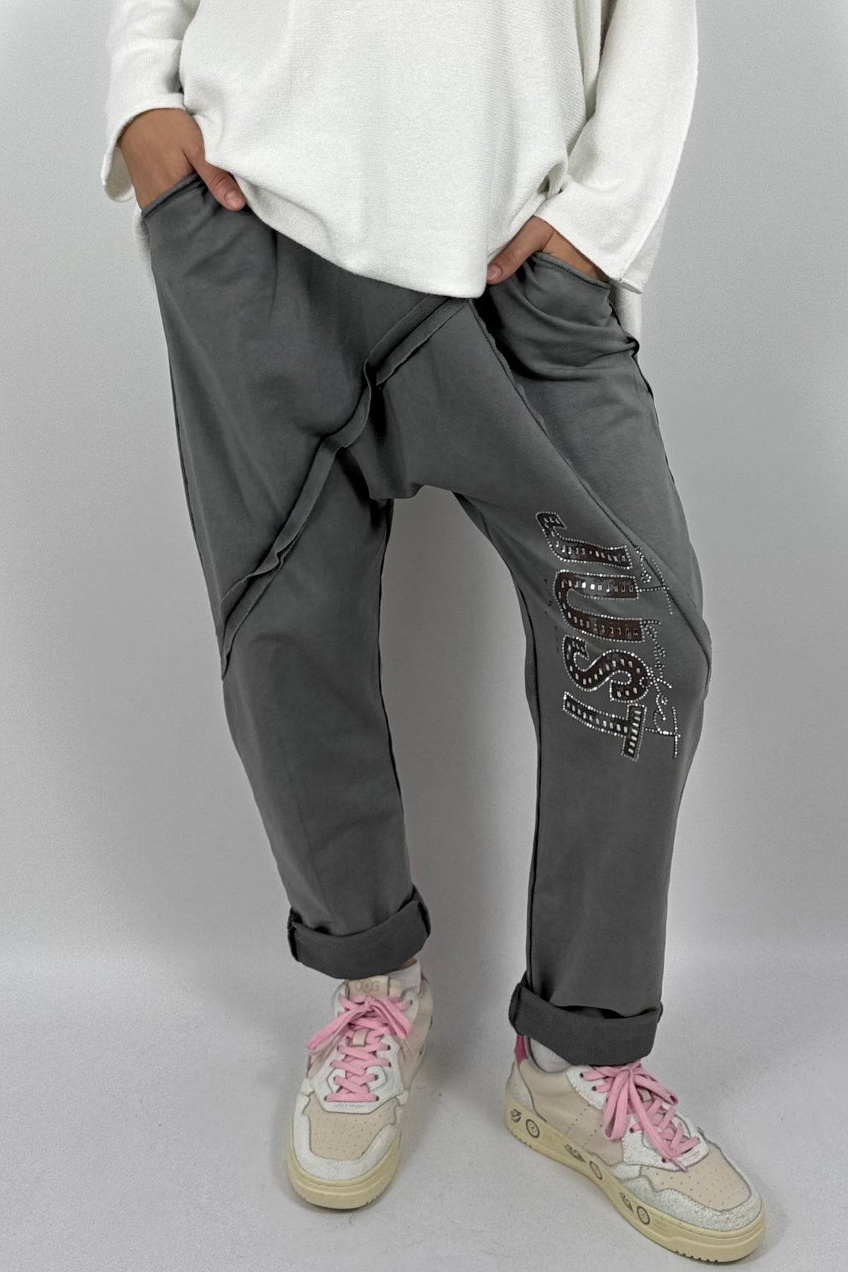 Lässige Baggy-Hose mit „JUST“-Detail – grau