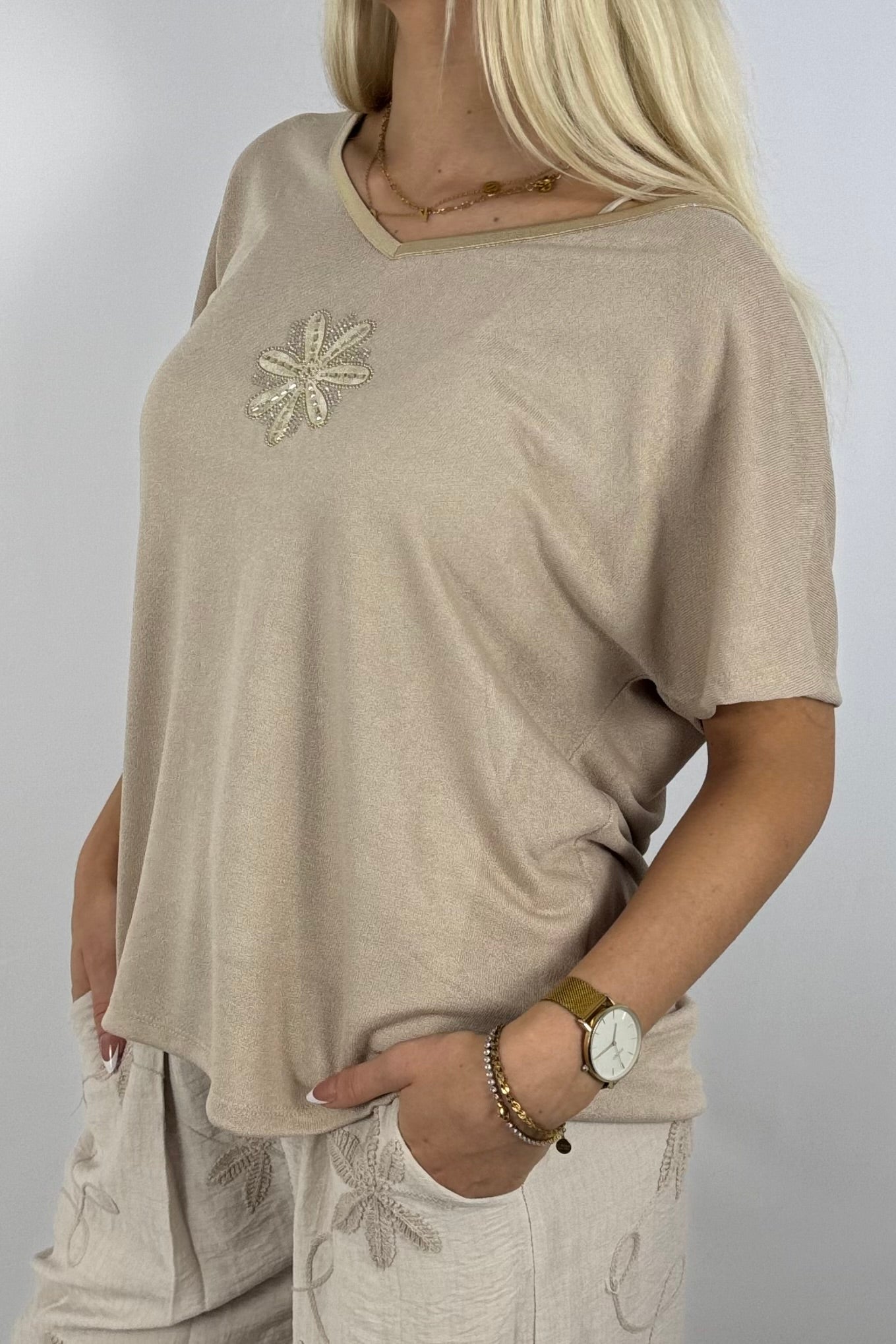 Glanzshirt mit V-Ausschnitt & Schmuckblüte-Safari