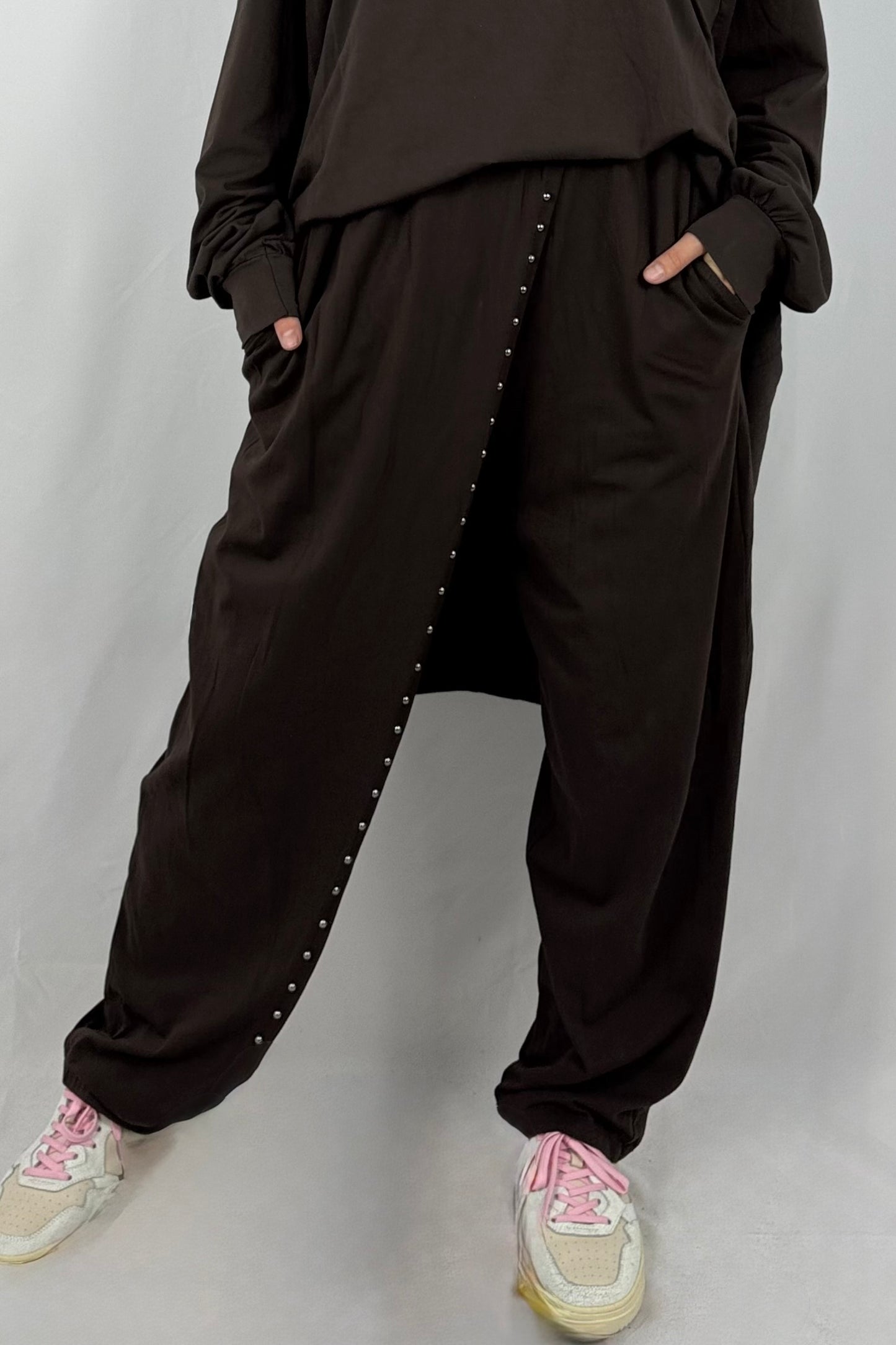 Bequeme Oversize-Hose mit Nieten-Detail-Schoko