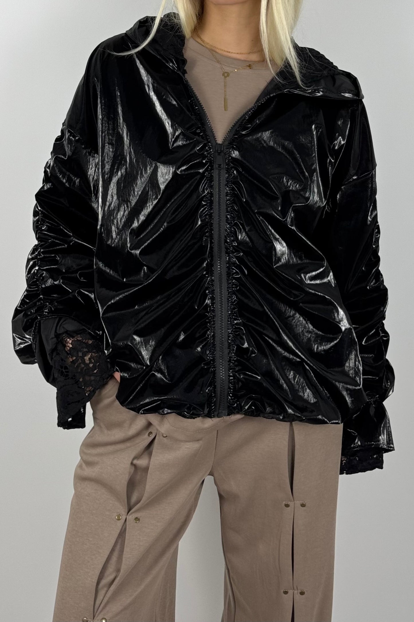 Damen Glanz-Jacke mit Kapuze – Metallic Look - Schwarz