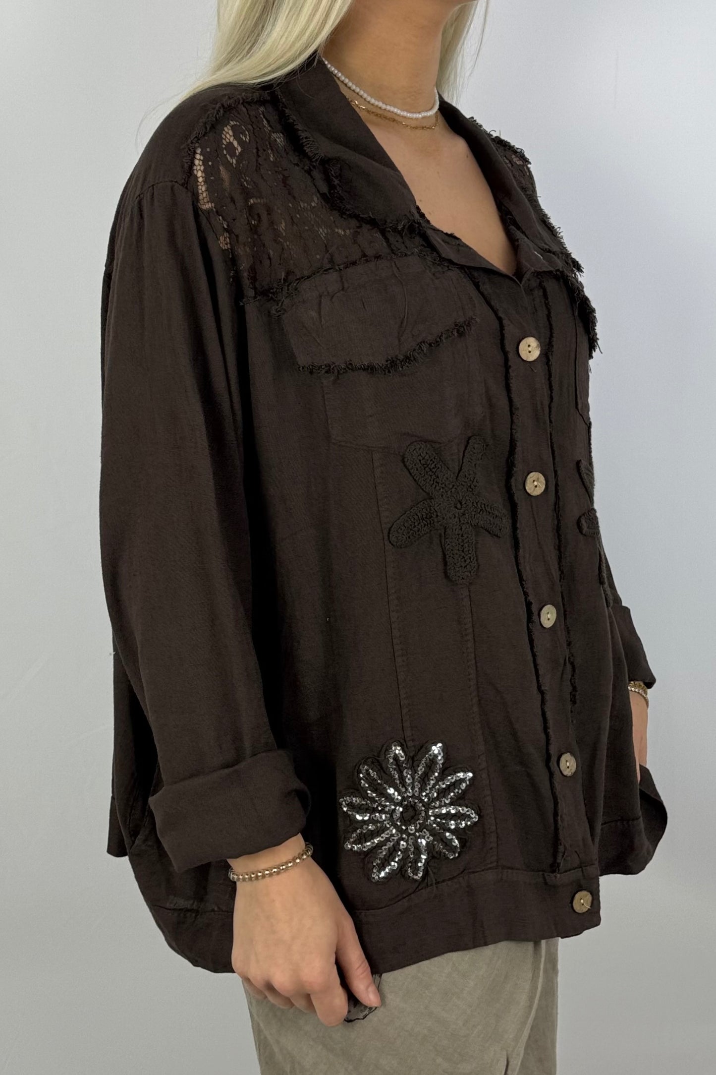 Leichte Bluse mit Häkelblumen & Spitzendetails-Schoko